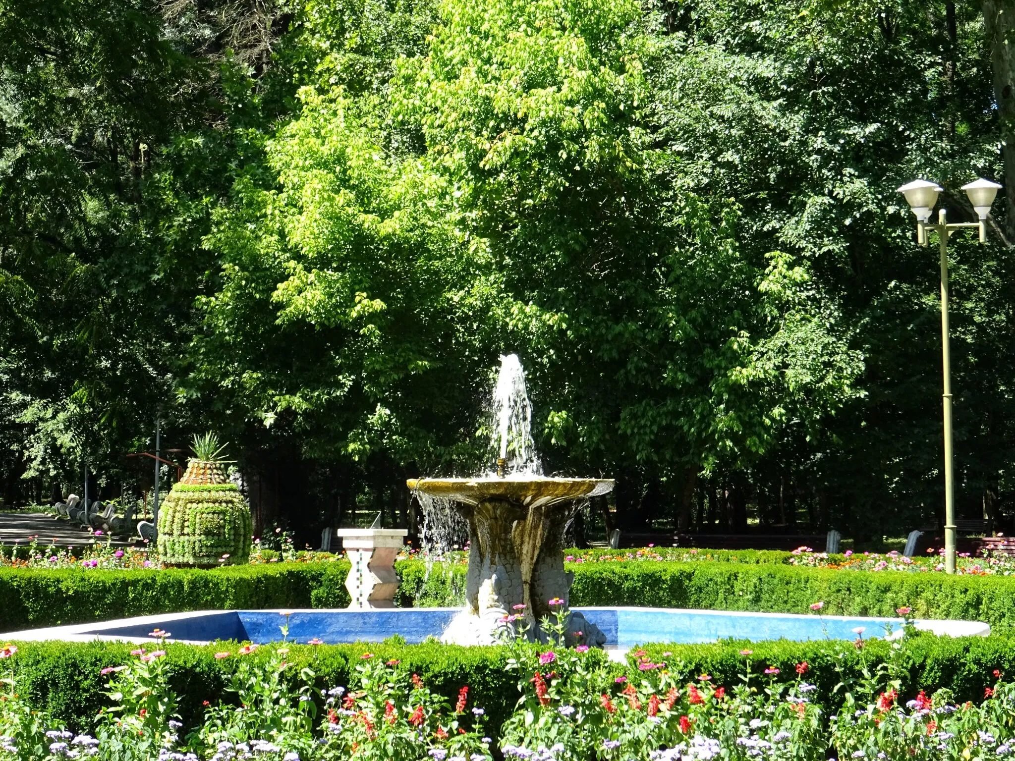 Photo showing: Fountain and plants in Buzias central park

This is a photo of a historic monument in județul Timiș, classified with number TM-II-a-A-06191.