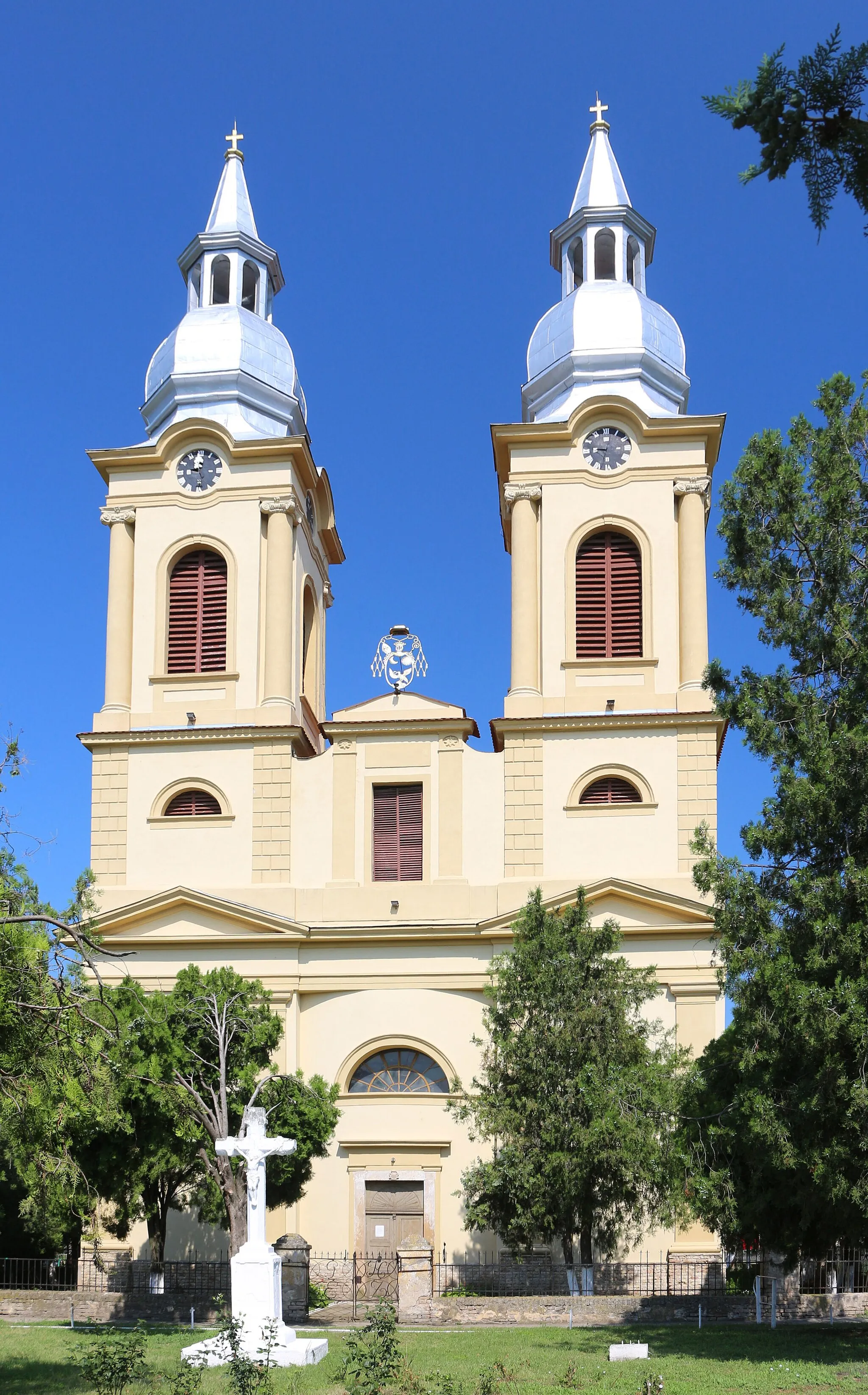 Photo showing: The catholic church, Șandra, Timiș County, Romania, built 1836.
