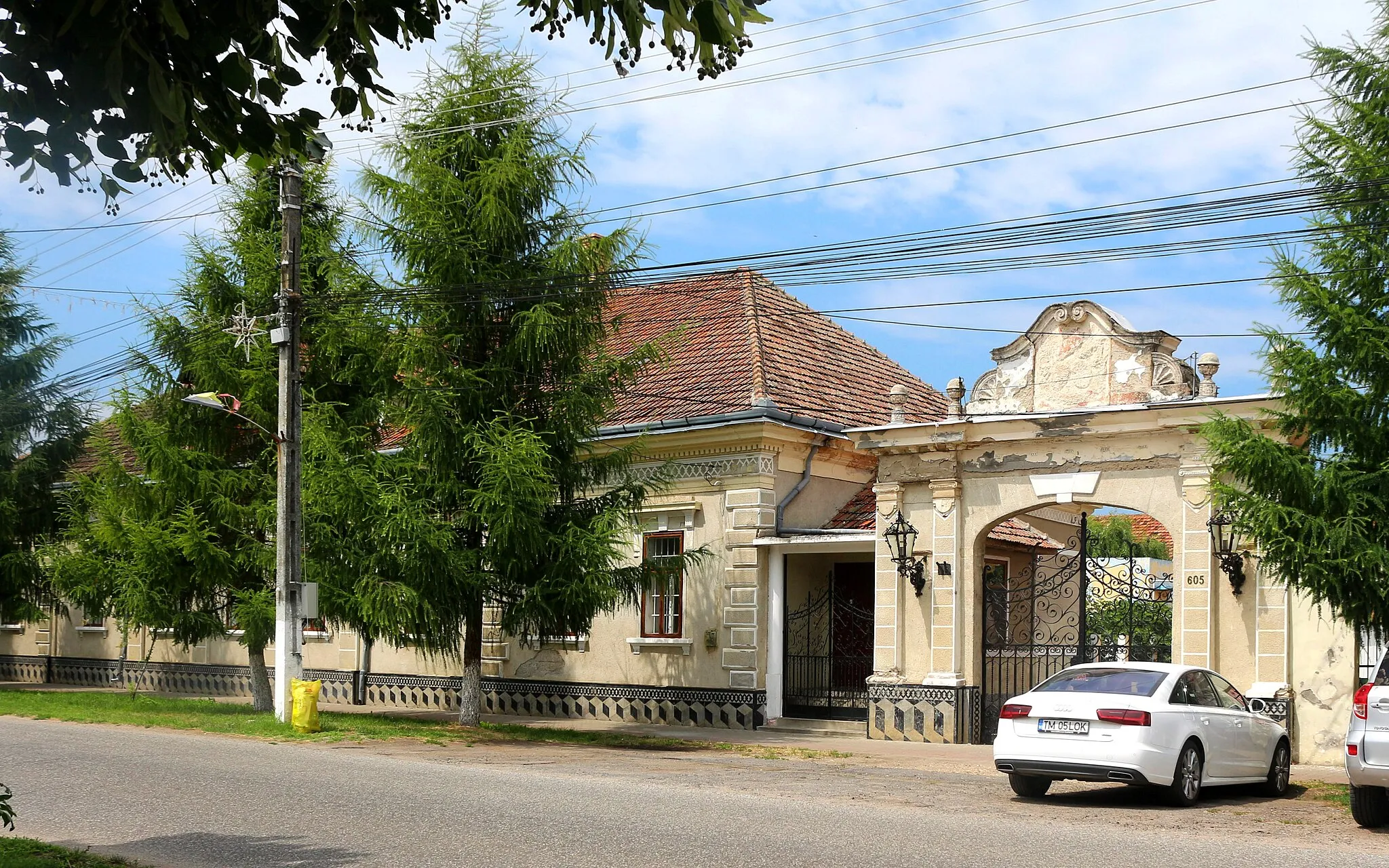 Photo showing: San Marco Mansion, entrance and west side, Comloșu Mare, Timiș County, built 1856