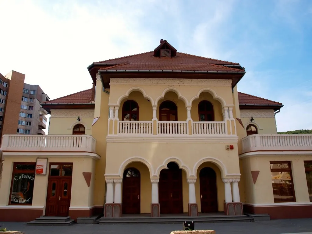 Photo showing: the building of the old movie in Reșița/Reschitza