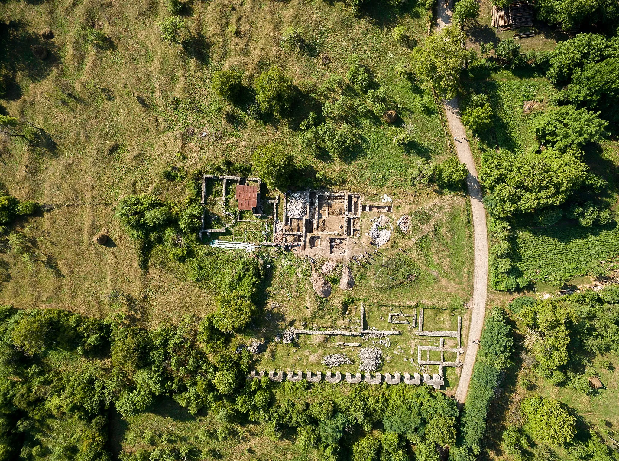 Photo showing: Aerial photographs of Ulpia Traiana Sarmizegetusa