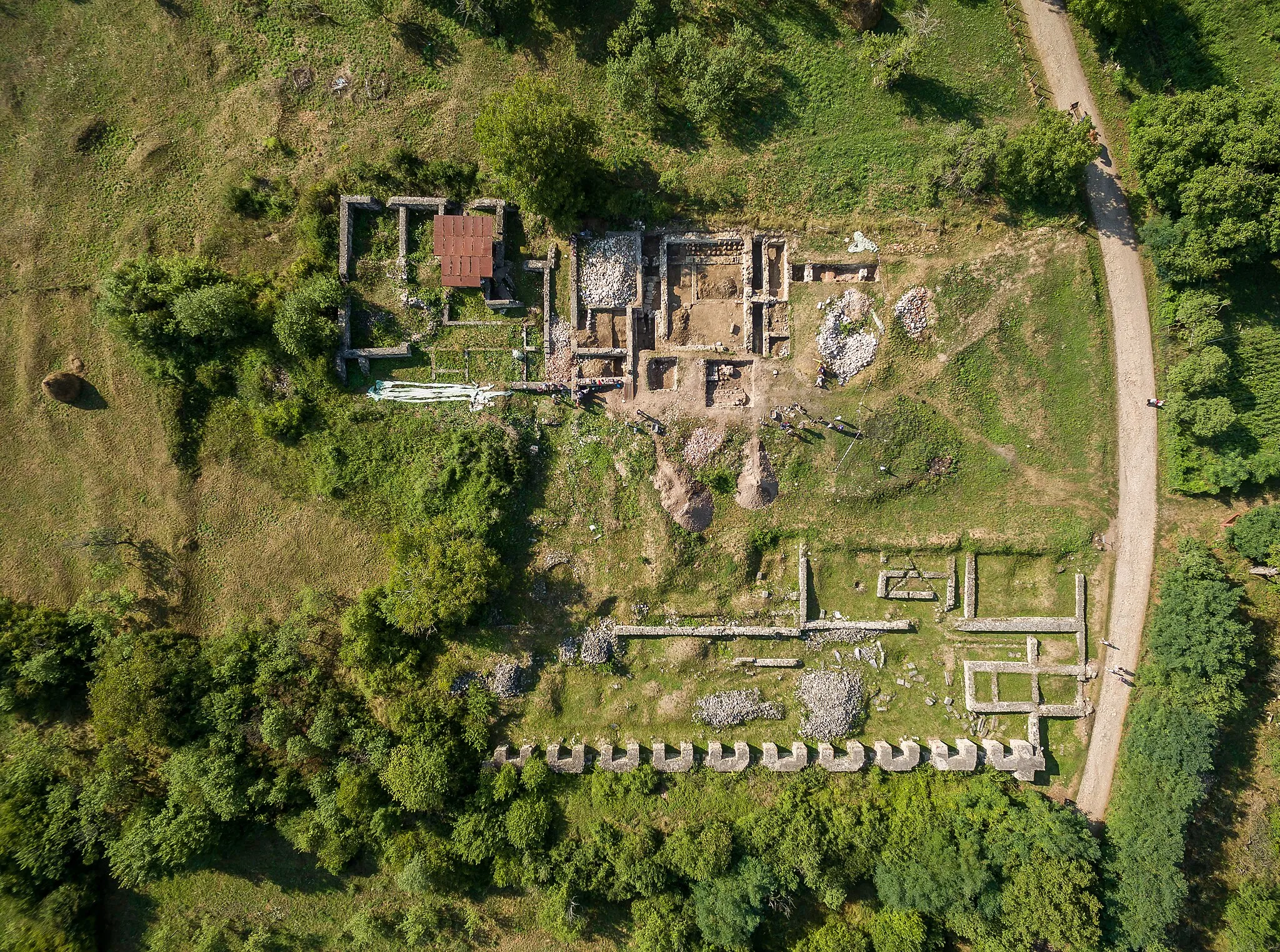 Photo showing: Aerial photographs of Ulpia Traiana Sarmizegetusa