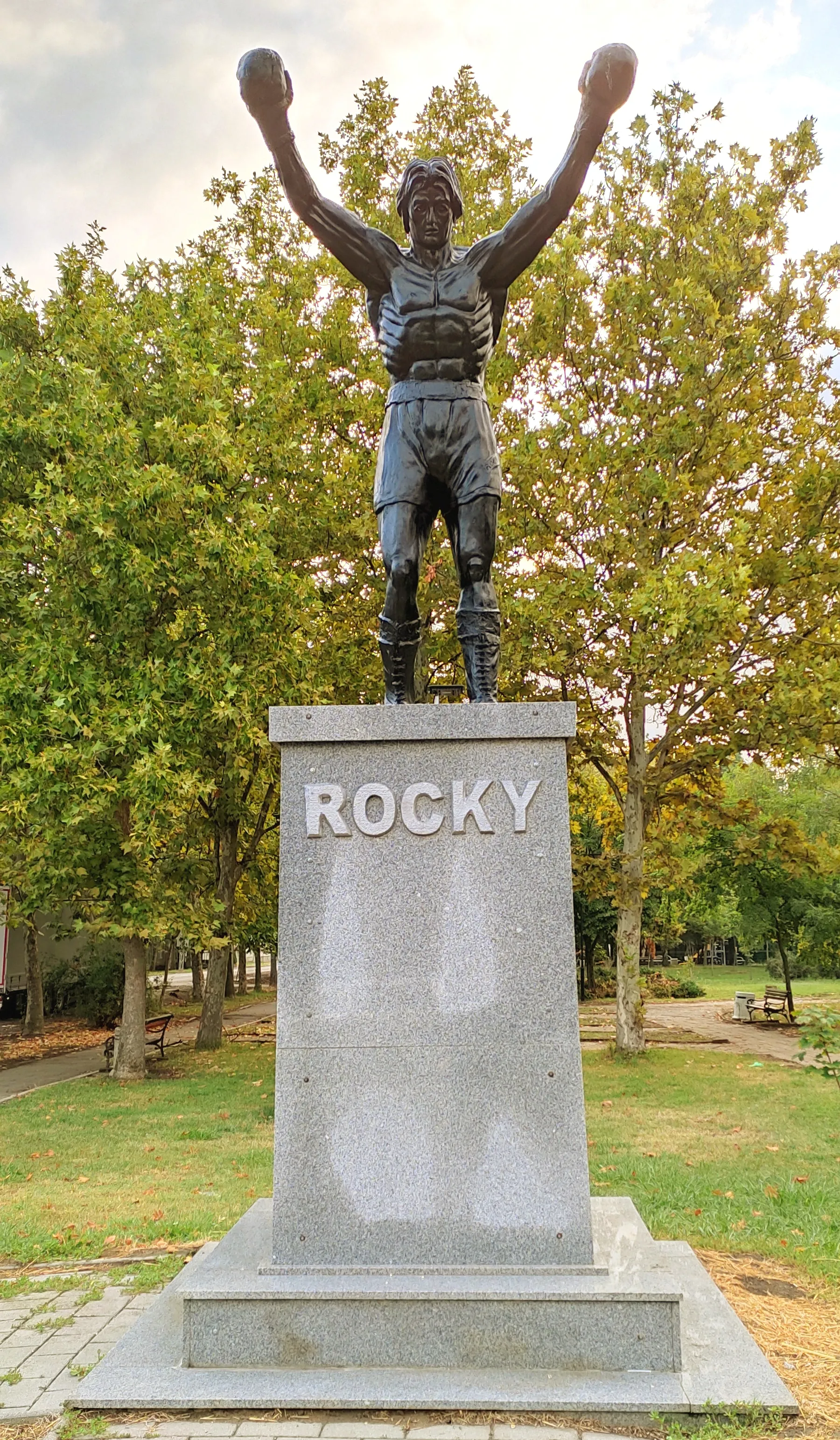 Photo showing: Rocky Balboa statue in town Zitiste in Serbia
