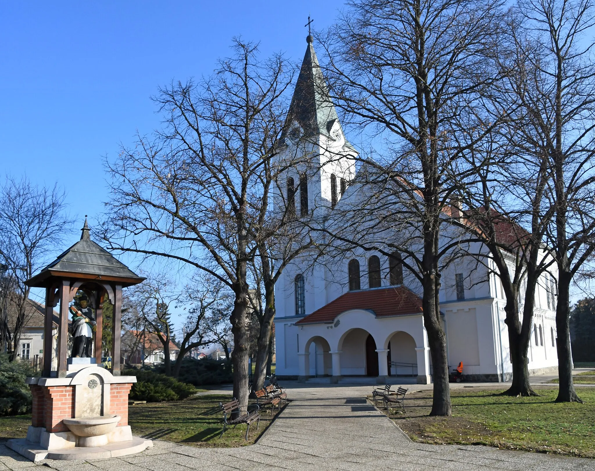 Photo showing: Roman Catholic church and statue of Saint John of Nepomuk in Kiszombor, Hungary