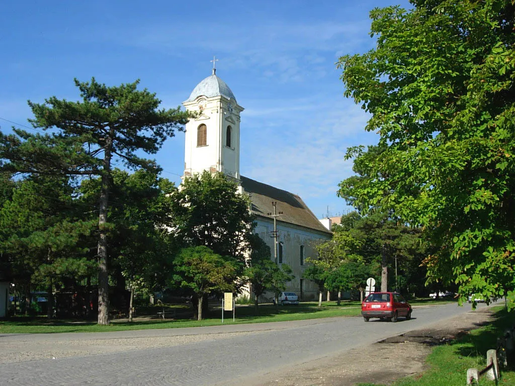 Photo showing: The Queen of the Rosary Roman Catholic Church in the centre of Plandište, Vojvodina, Serbia.