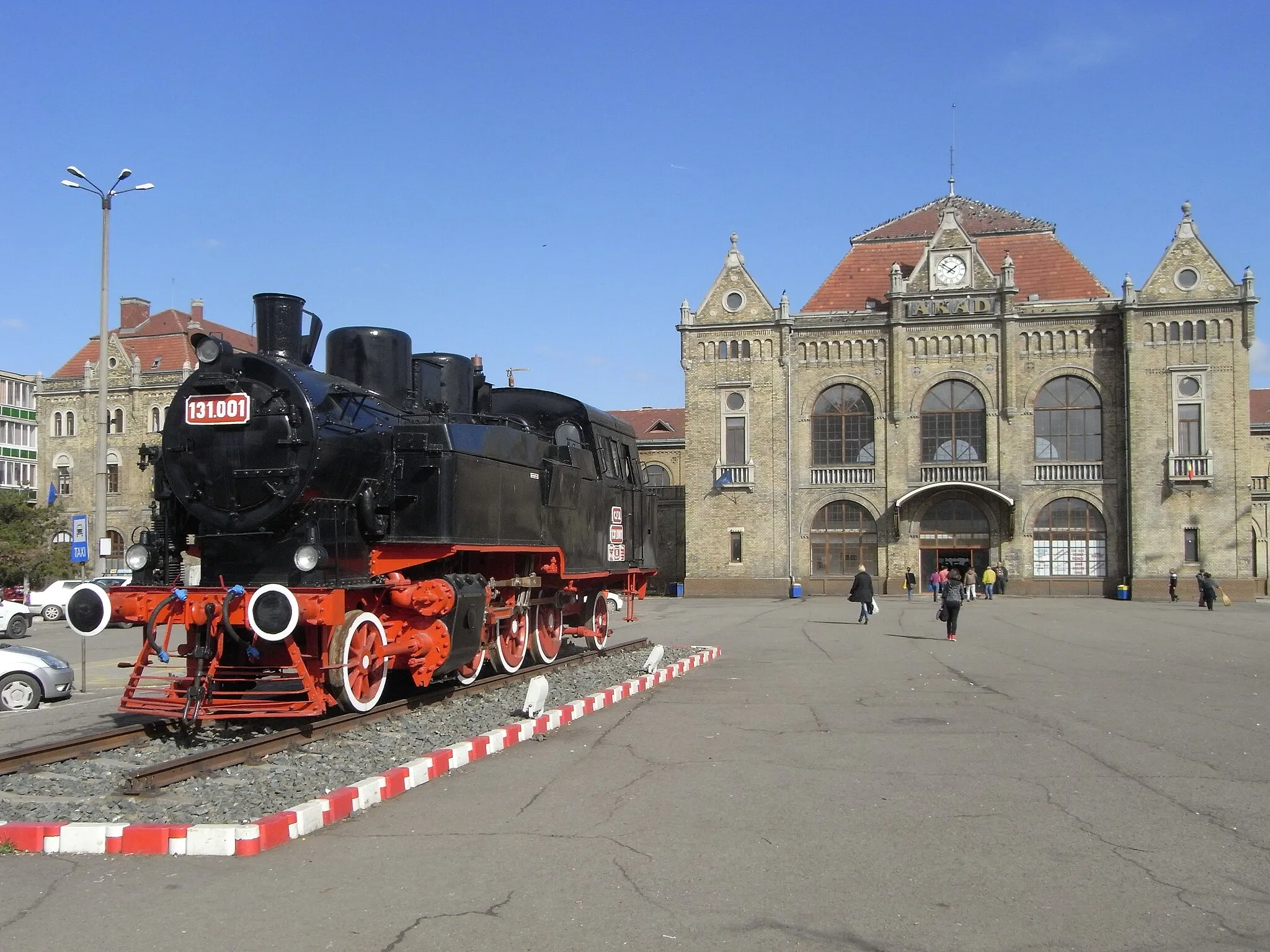 Photo showing: Bahnhof von Arad (RO) mit ausgestellter Dampflokomotive 131.001.