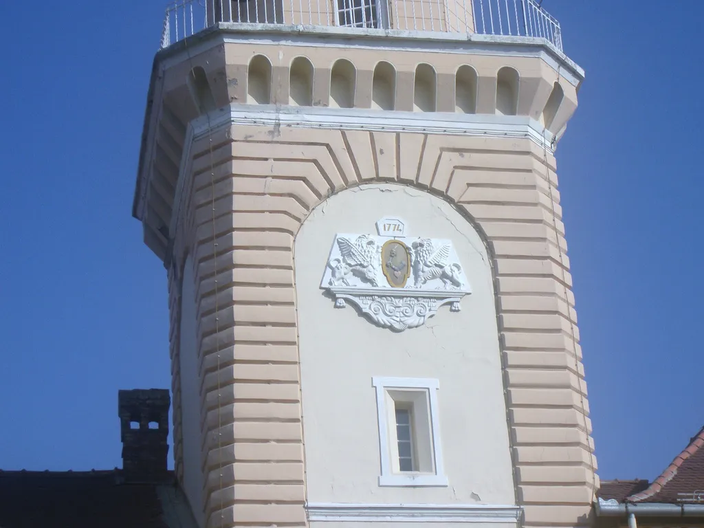 Photo showing: Coat of arms of the city of Kikinda on the City Hall.