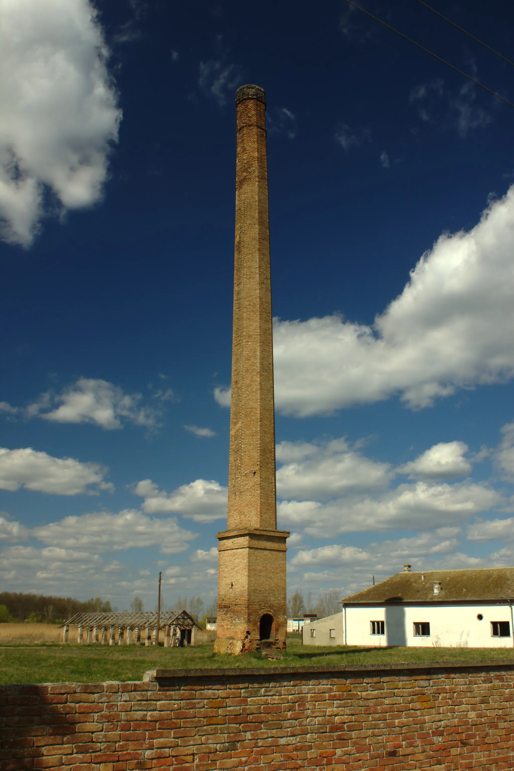 Photo showing: A chimney in the town of Velika Greda, one of the few remaining objects of some very old industrial area, eastern Vojvodina, Serbia