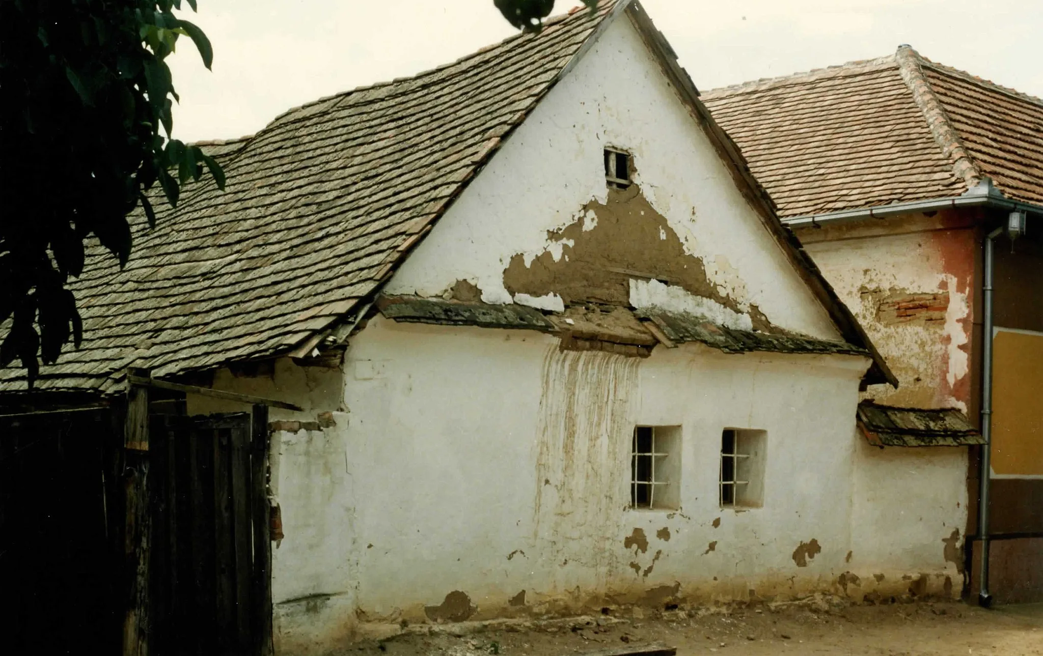 Photo showing: General look of house in Zadružna bb street in Kuštilj, Vršac (old photo)