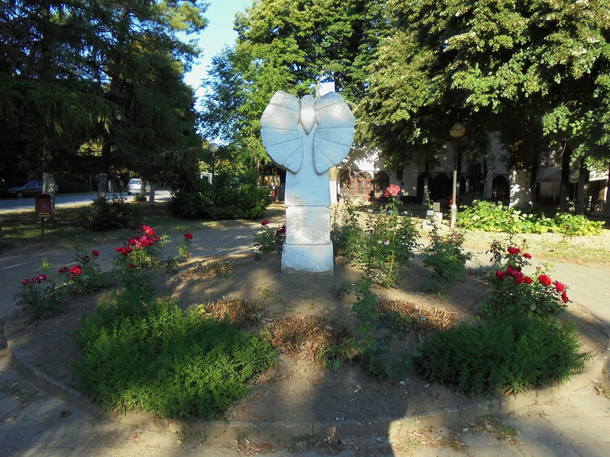 Photo showing: Spomenik mokrinskom partizanskom odredu, centar Mokrina, rad akademskog vajara Slobodana Kojica