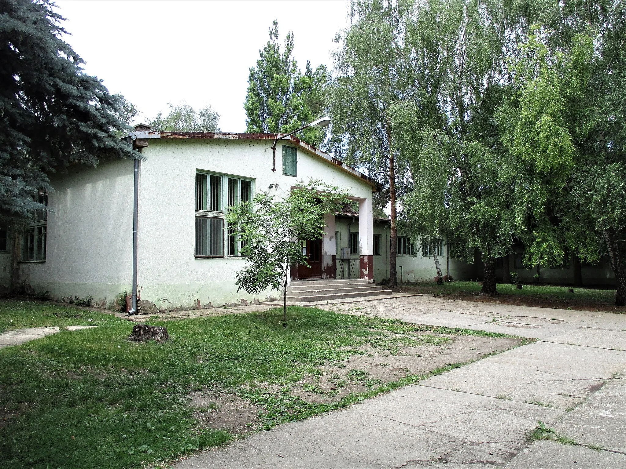 Photo showing: Primary school in Tornjoš, municipality Senta