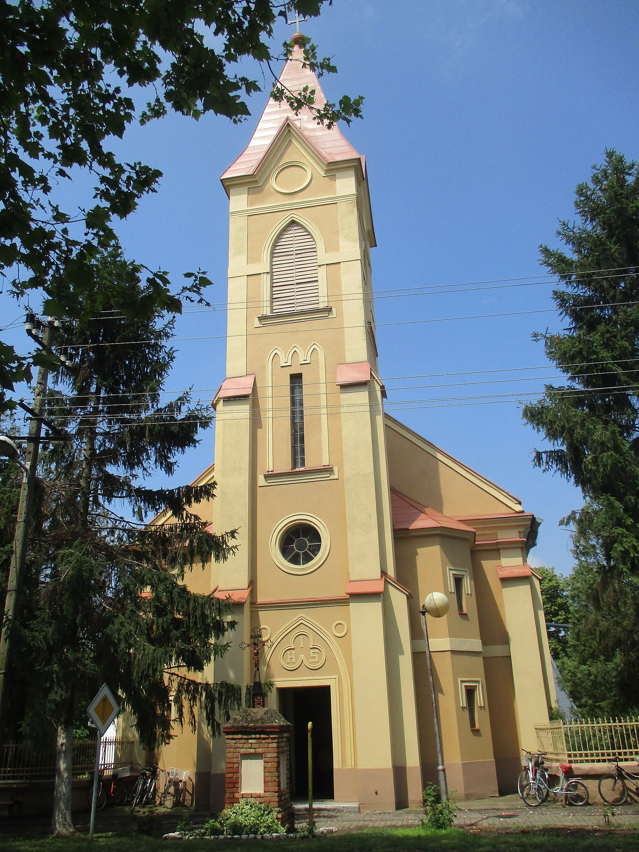 Photo showing: The only church in village Banatska Topola is roman catholic church The Ascension of Blessed Virgin Mary. Built in 1899, the tower is added in 1915.