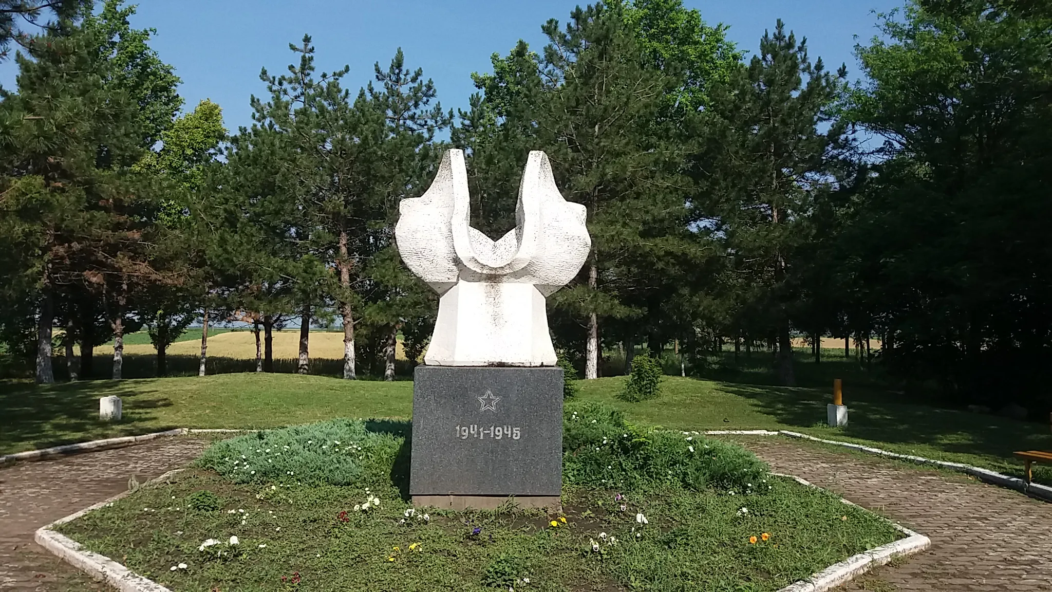 Photo showing: Spomenik NOB-u u Banatskoj Topoli, rad akademskog vajara Slobodana Kojića