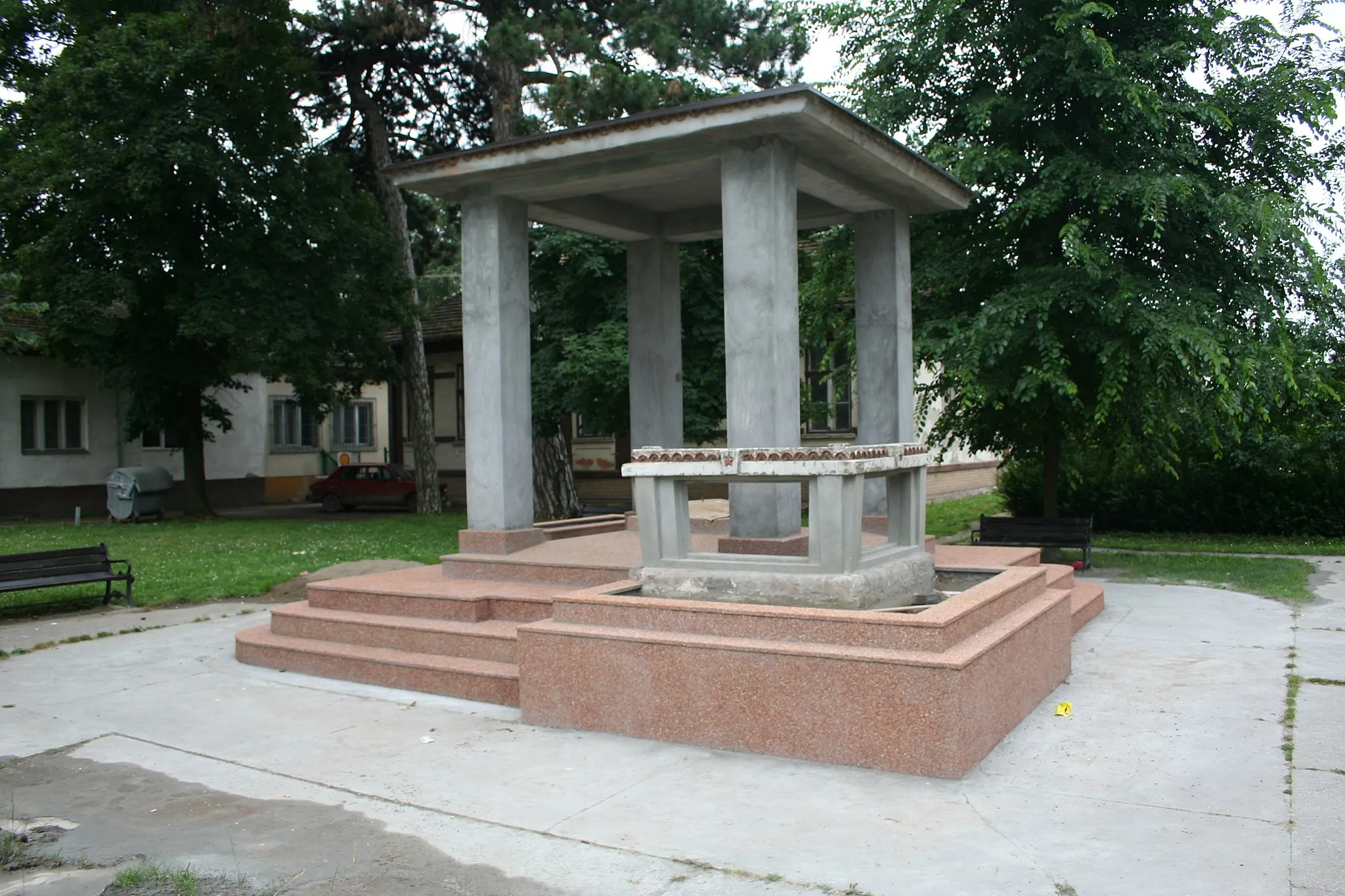 Photo showing: Spomenik borcima i žrtvama Drugog svetskog rata, Mačvanska Mitrovica