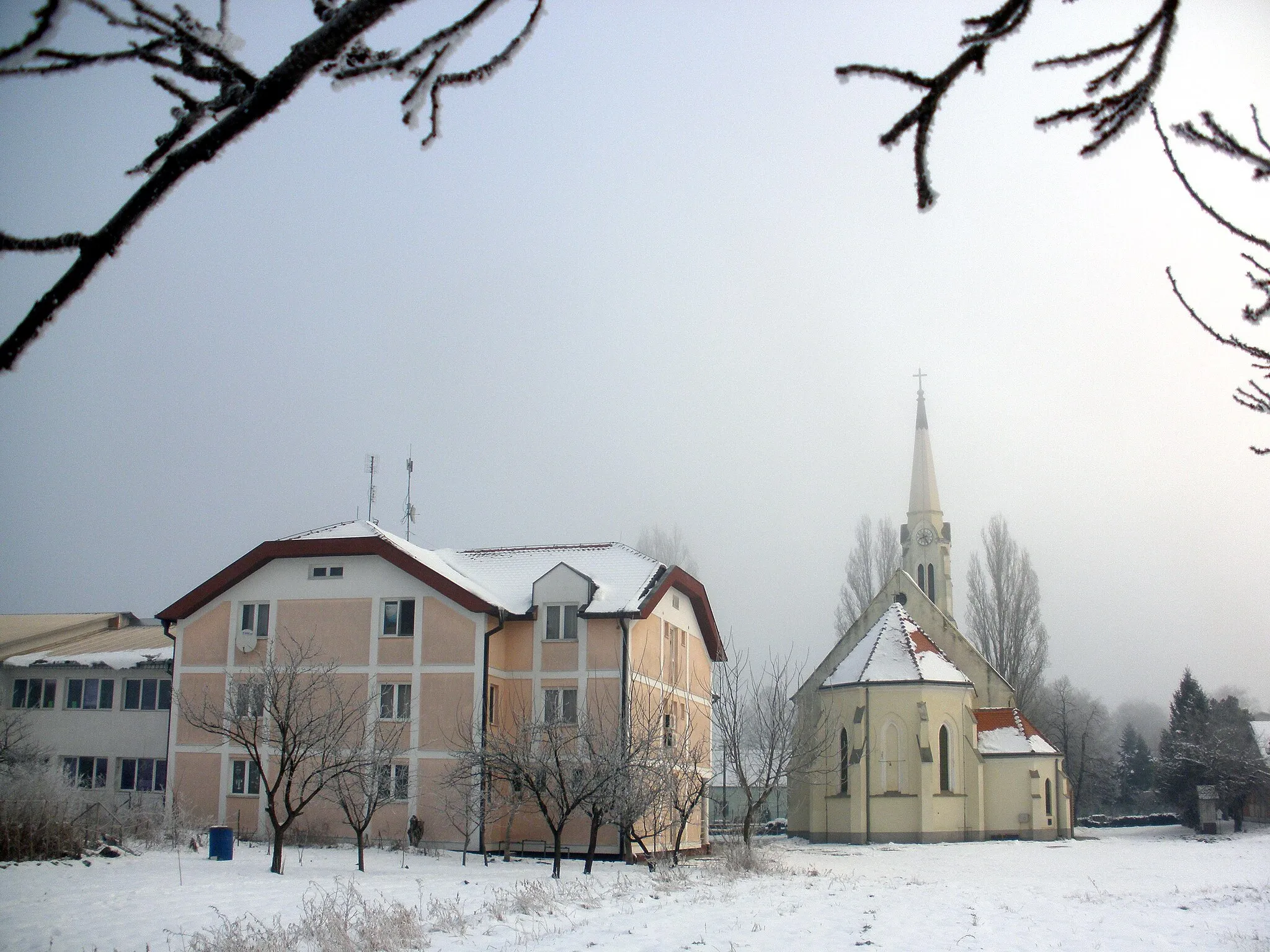 Photo showing: Boarding school Emavs in Mužlja, Vojvodina with church and Kindergarten