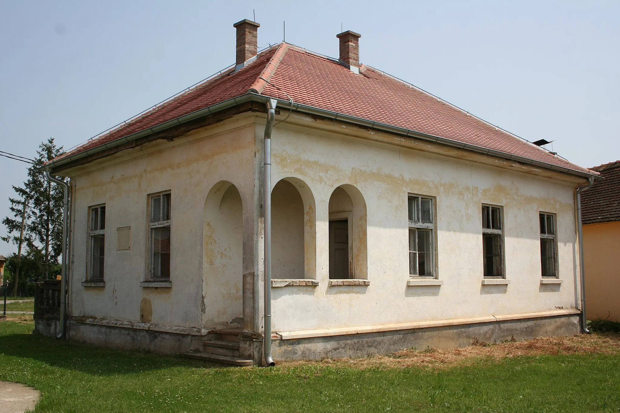 Photo showing: Zgrada nekadašnjeg Doma zdravlja u porti crkve, Radenković