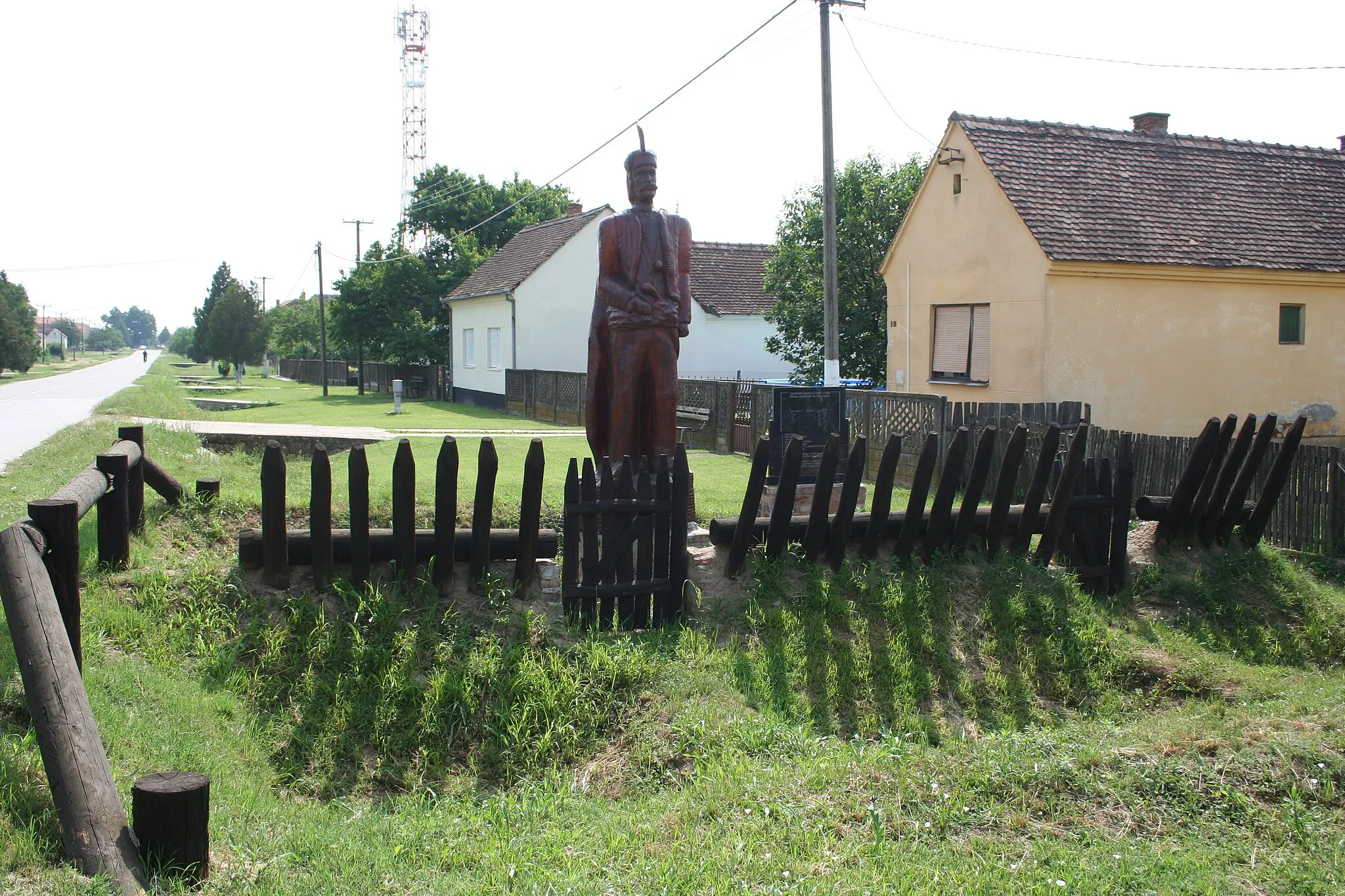 Photo showing: Predstava šanca iz "Boja na Ravnju", sa skulpturom Zeke Buljubaše u drvetu, Ravnje