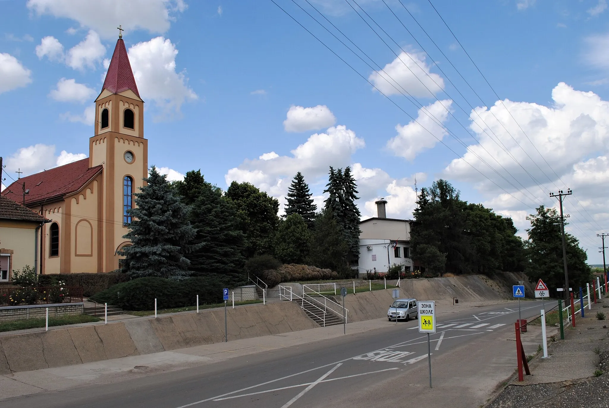 Photo showing: A view of center of Village Trešnjevac, catholic church and primary school