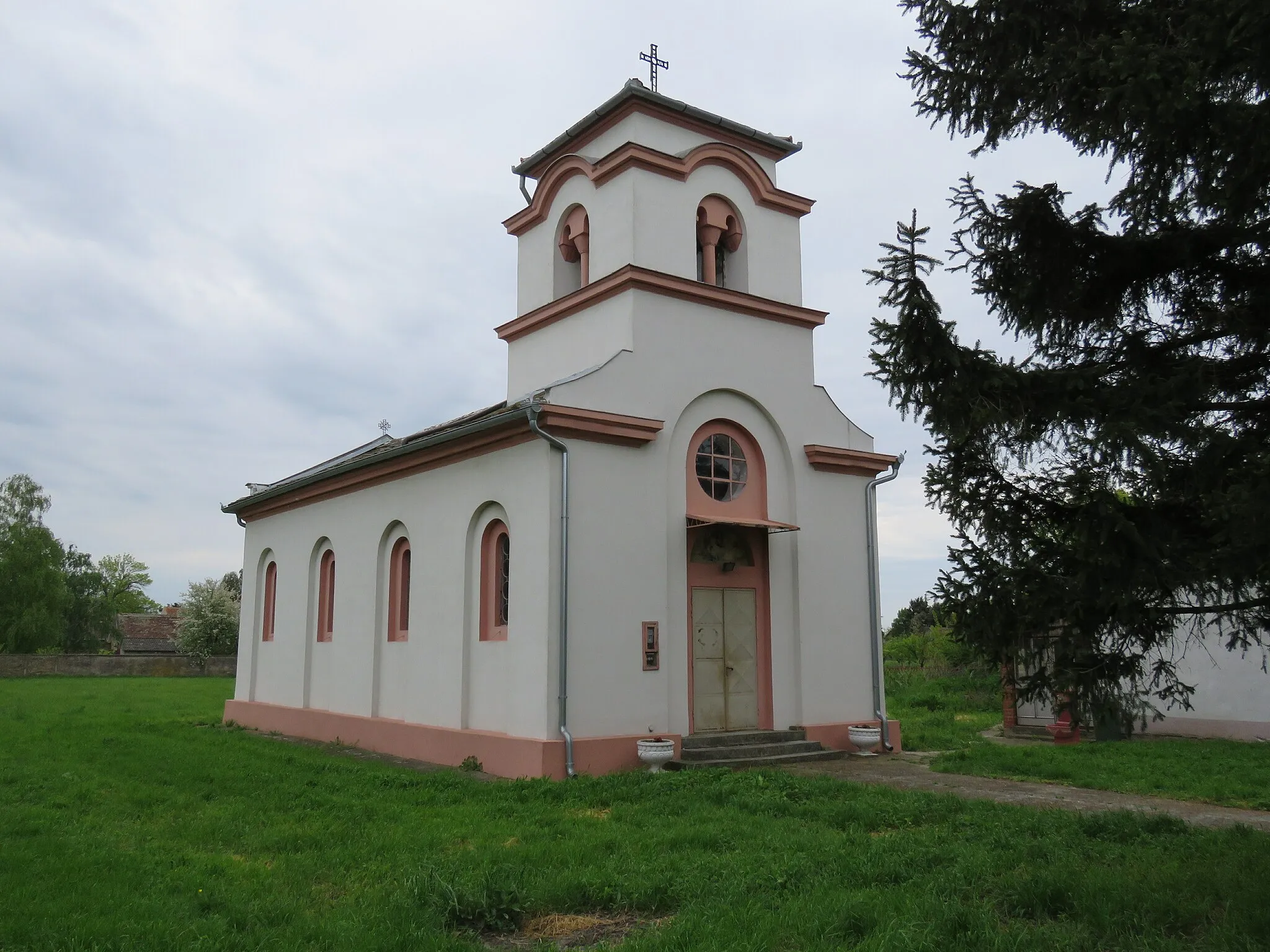 Photo showing: Српски православни храм посвећен рођењу Пресвете Богородице у Путникову, изграђен децембра 1938. године.