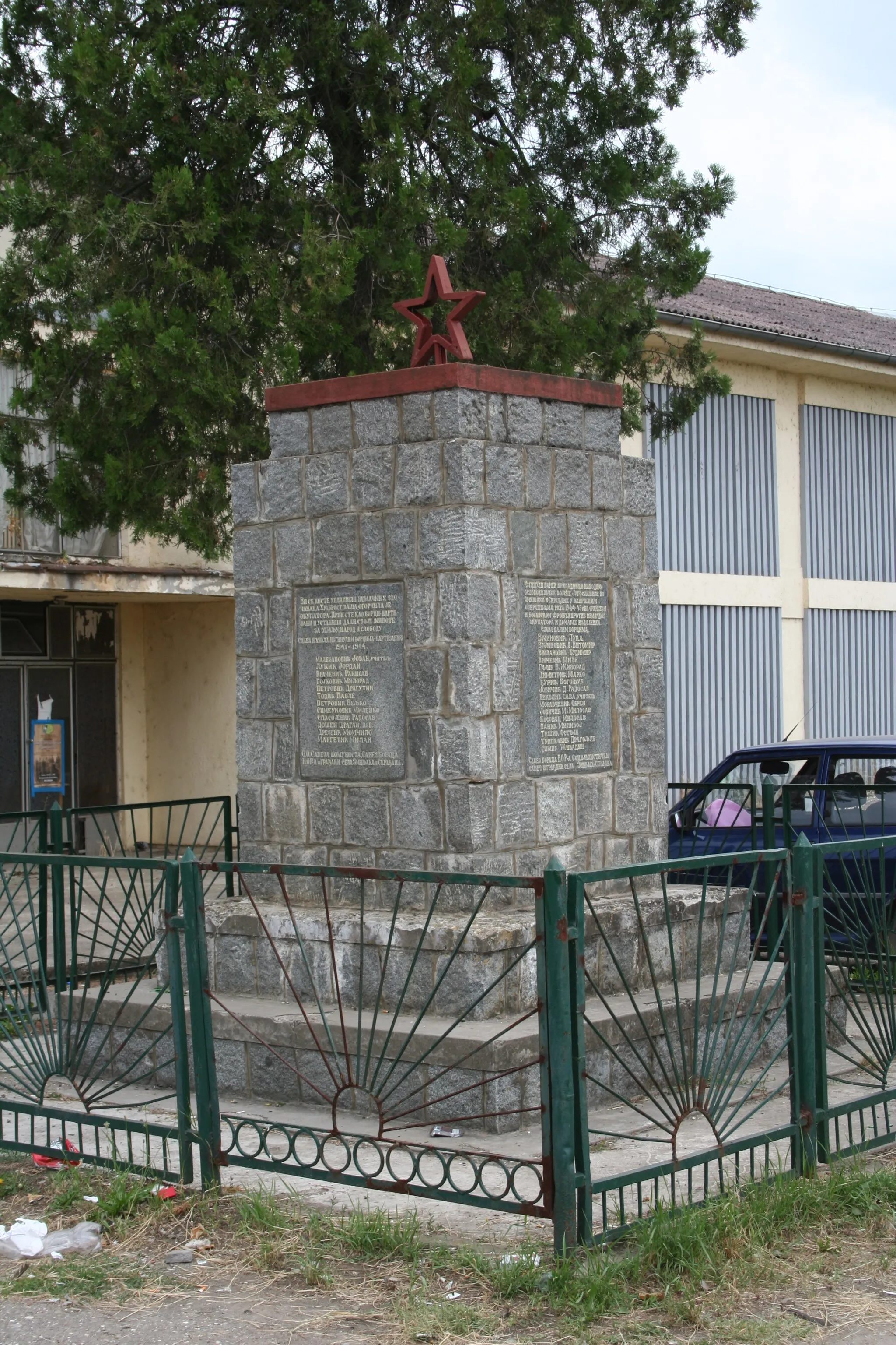 Photo showing: Spomenik u centru sela, Zminjak