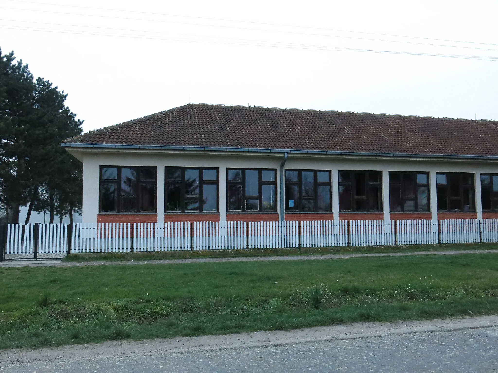 Photo showing: Zminjak, Elementary school Jovan Cvijić