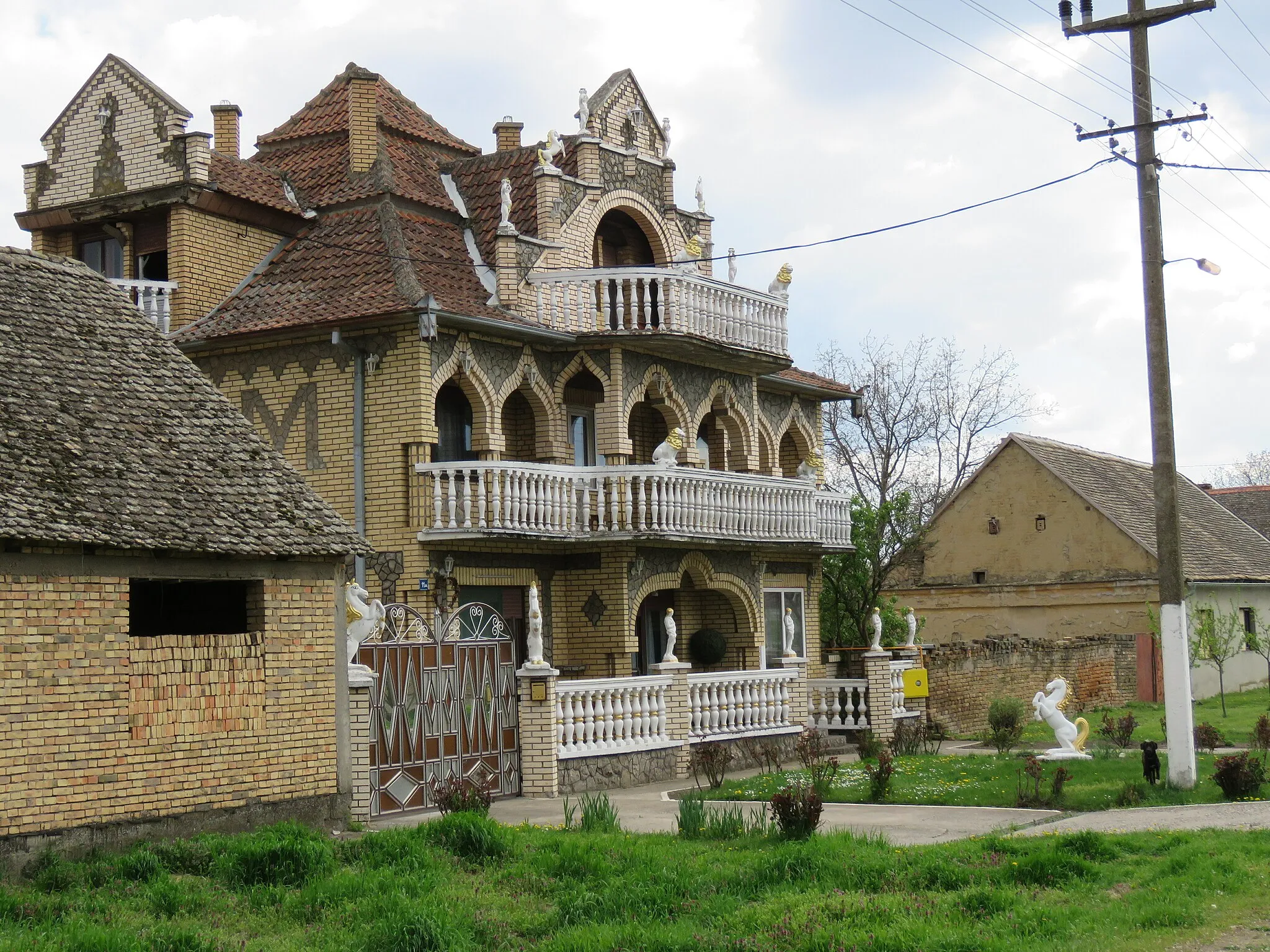 Photo showing: Modern building in Mramorak, Serbia