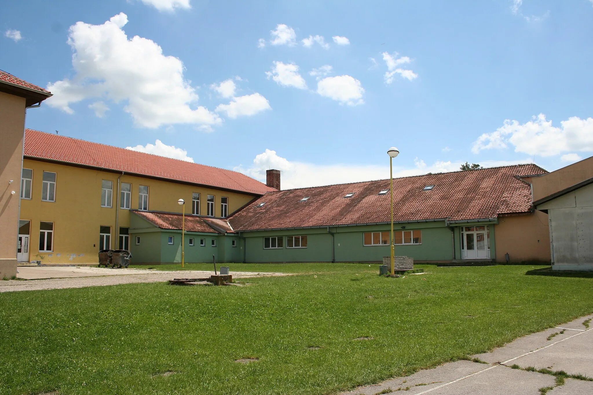 Photo showing: Vladimirci, zgrada osnovne škole