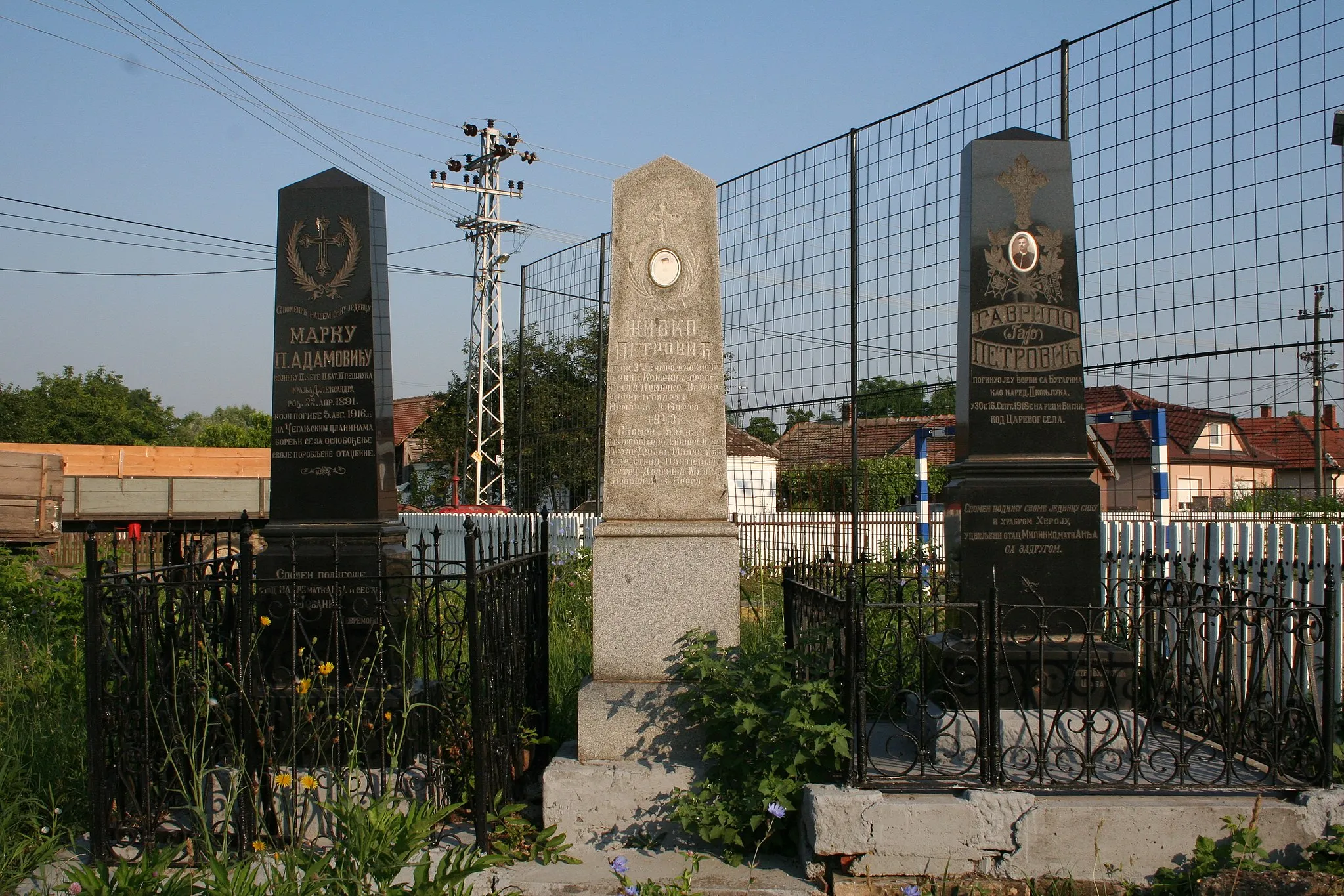Photo showing: Spomenici u centru sela, Jevremovac