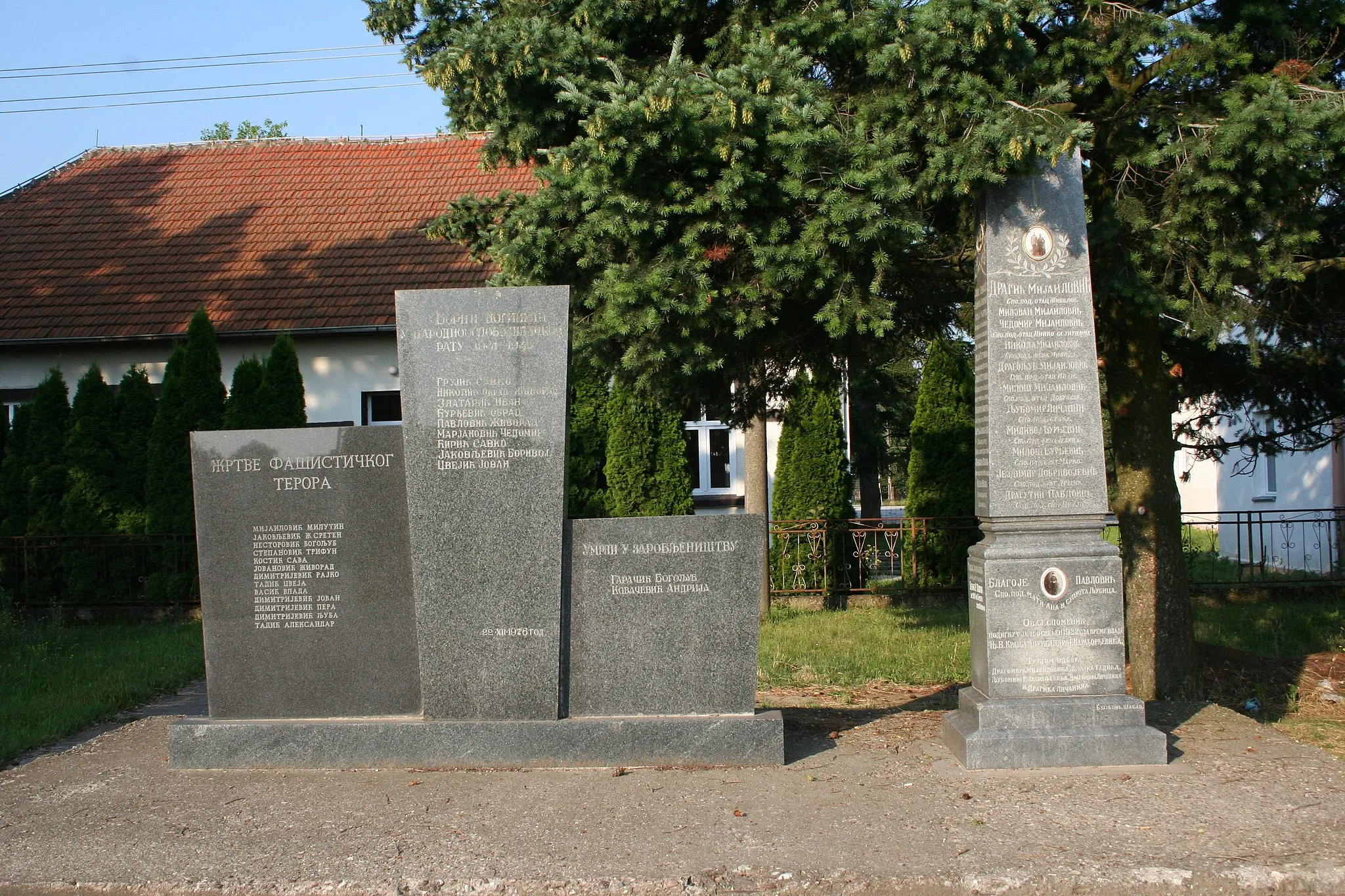 Photo showing: Spomenici u centru sela, Maovi