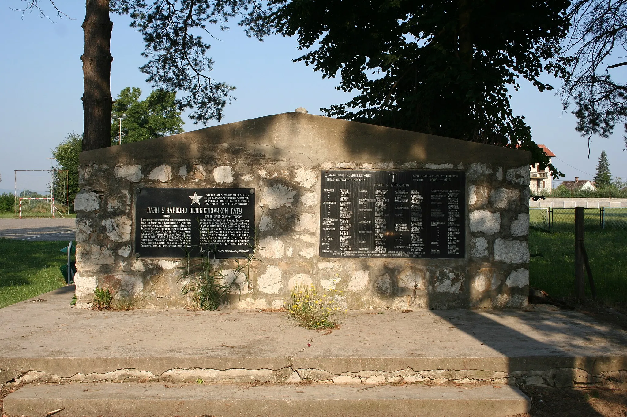 Photo showing: Spomenici u školskom dvorištu, Varna