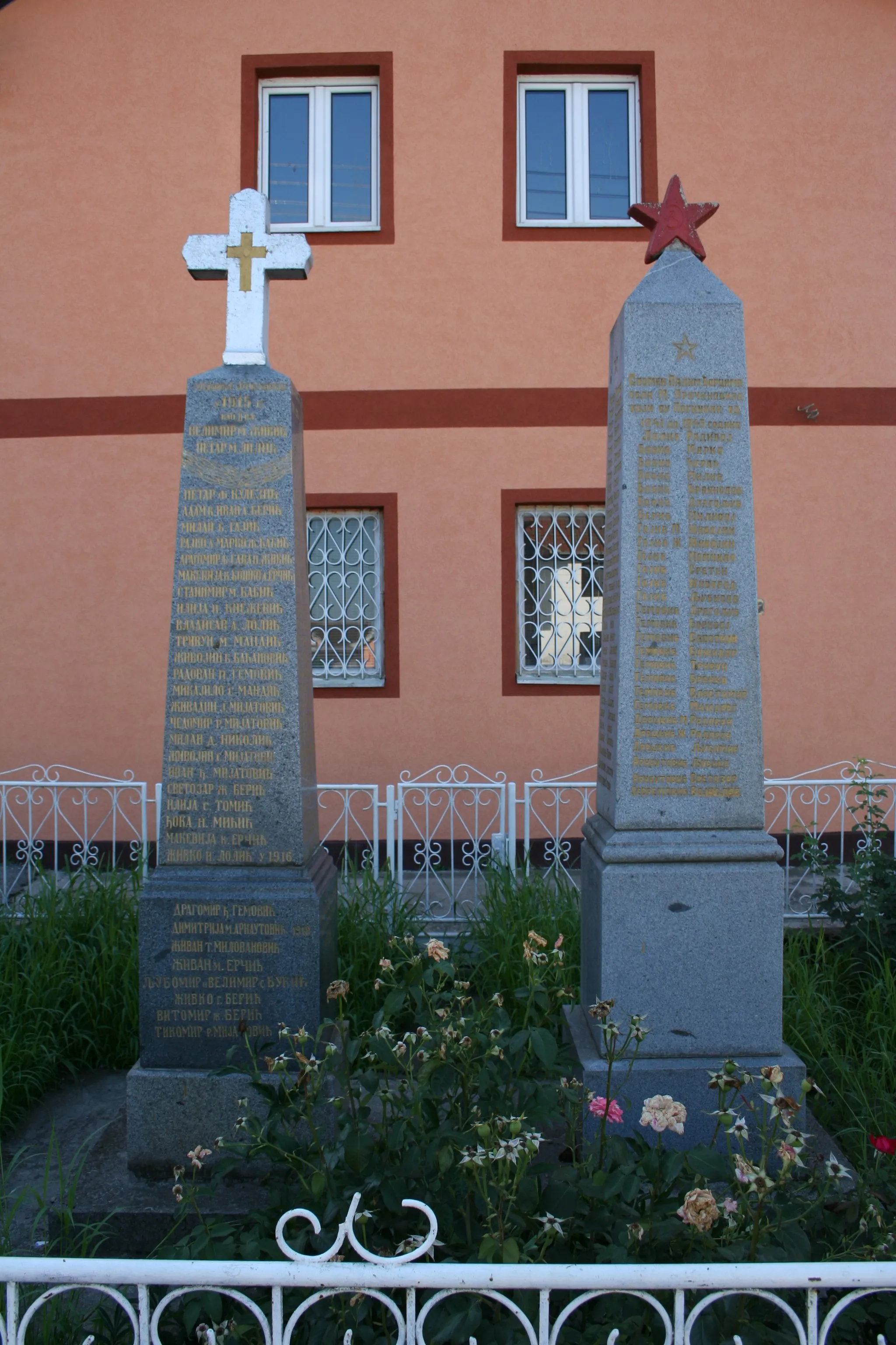 Photo showing: Spomenici u centru sela, Mačvanski Pričinović