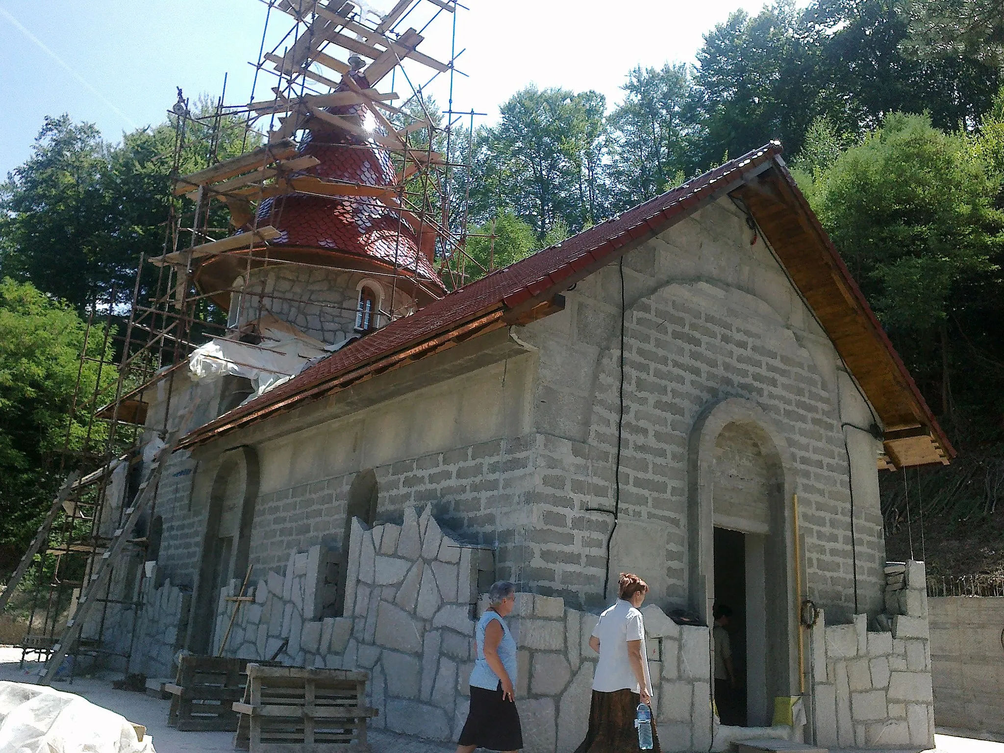 Photo showing: Novi manastir u izgradnji, Radovašnica 2012. godine, slobodno se može koristiti i u bilo koje svrhe pod jednim uslovom da se navede da sam autor slike.