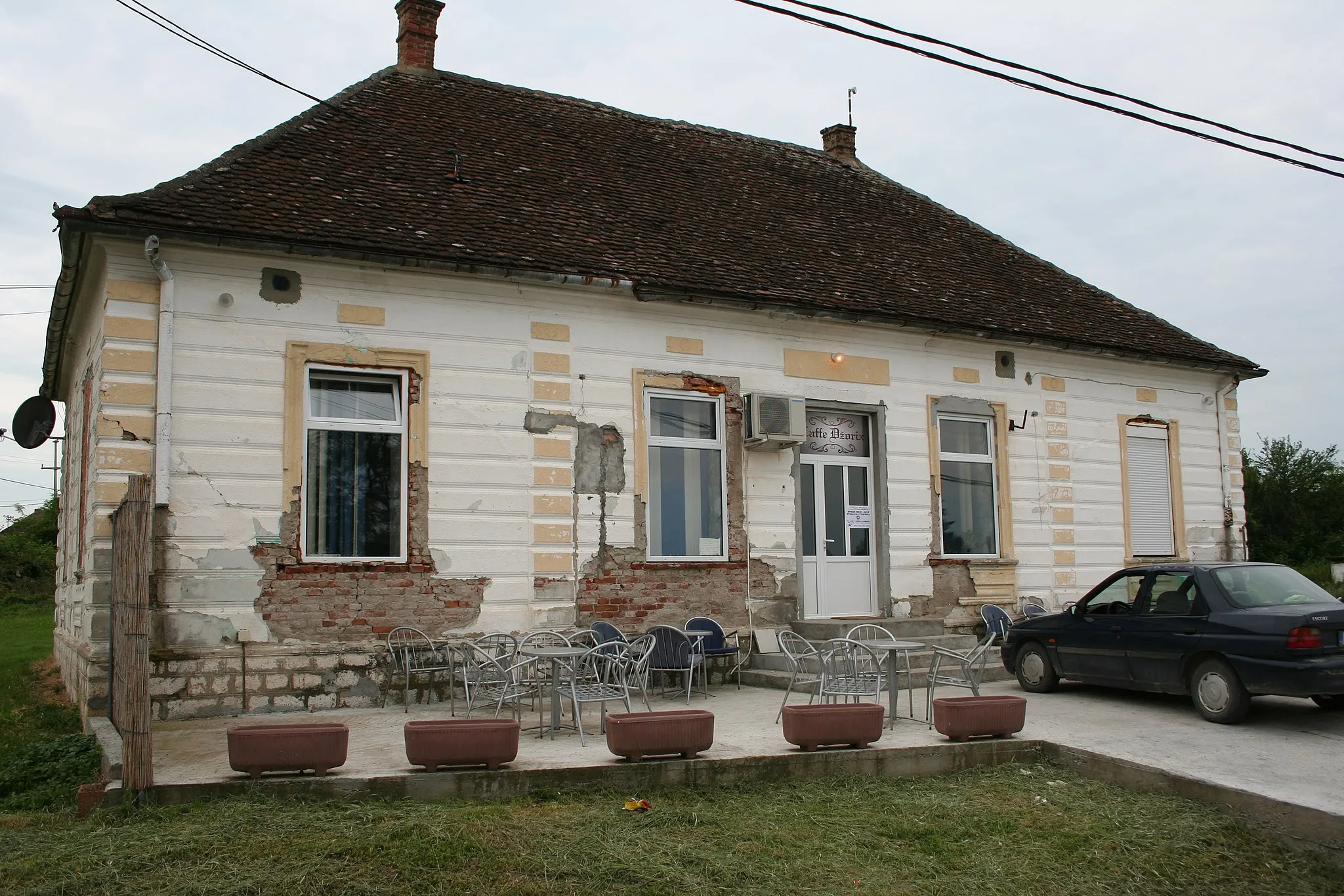 Photo showing: Krnić, opština Vladimirci, stara kafana