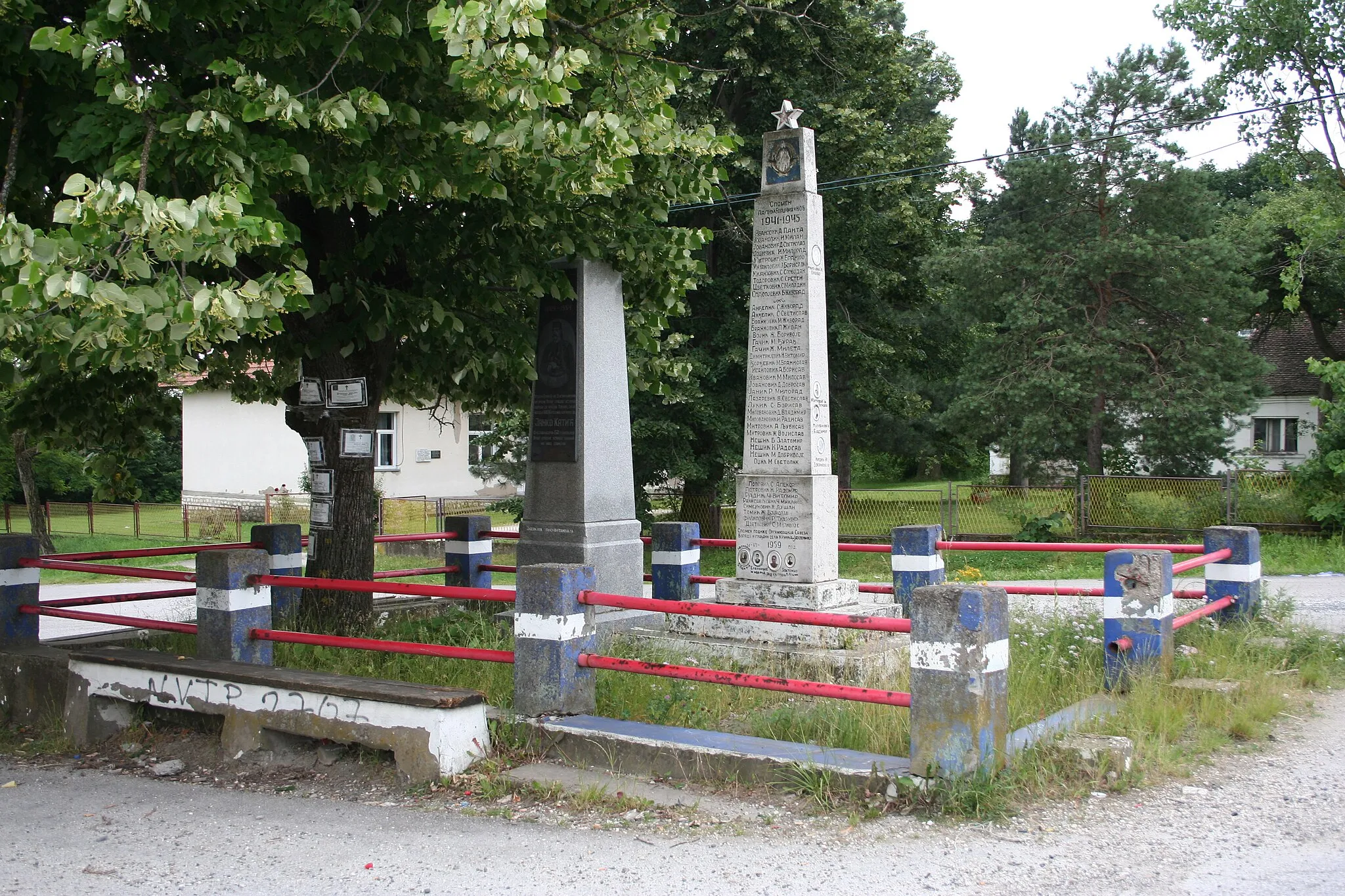 Photo showing: Krnić, opština Vladimirci, spomenici u centru sela