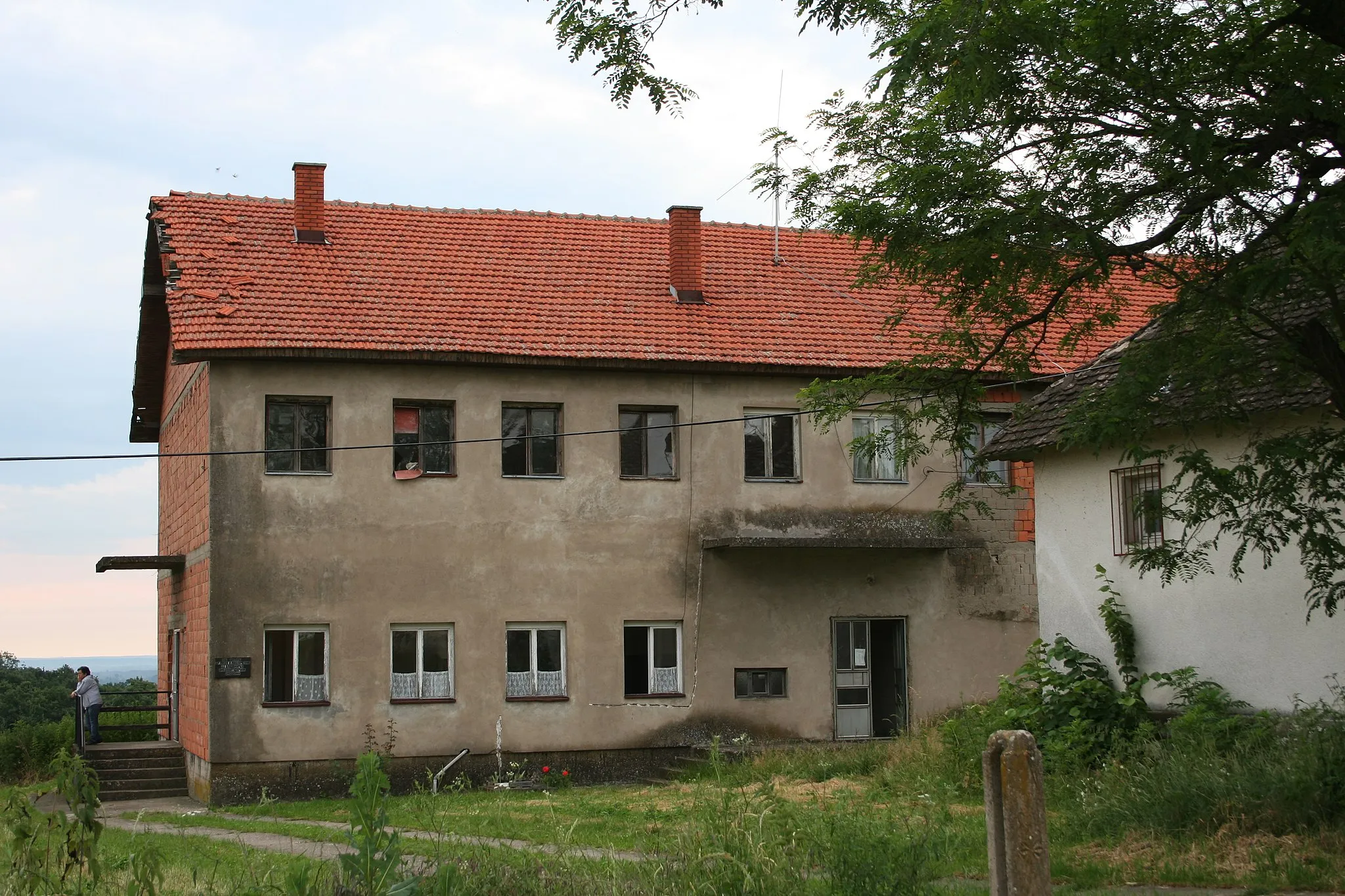 Photo showing: Krnić, opština Vladimirci, zgrada MZ