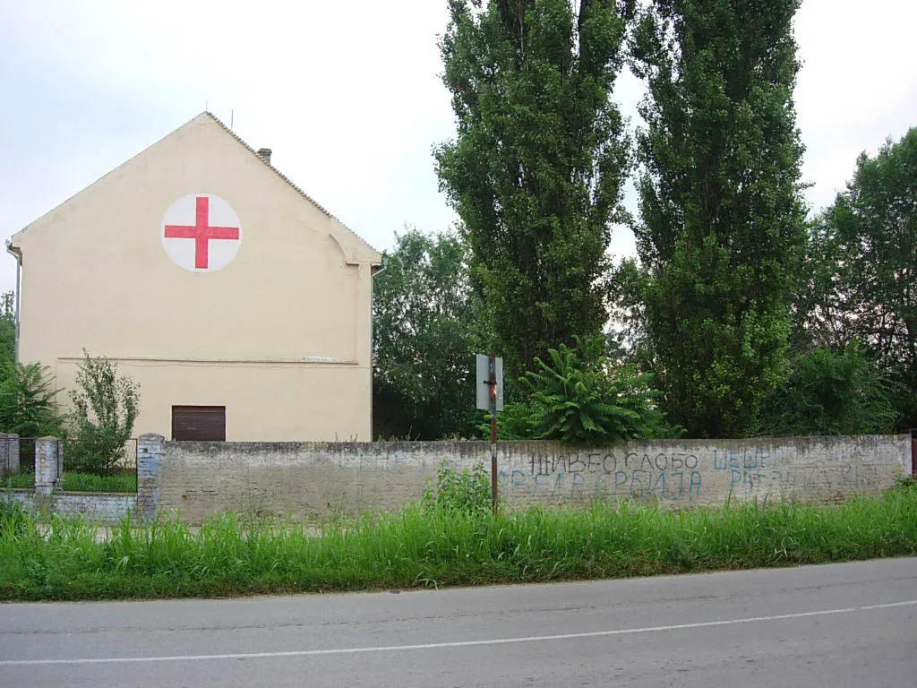 Photo showing: The health centre in Ravno Selo.