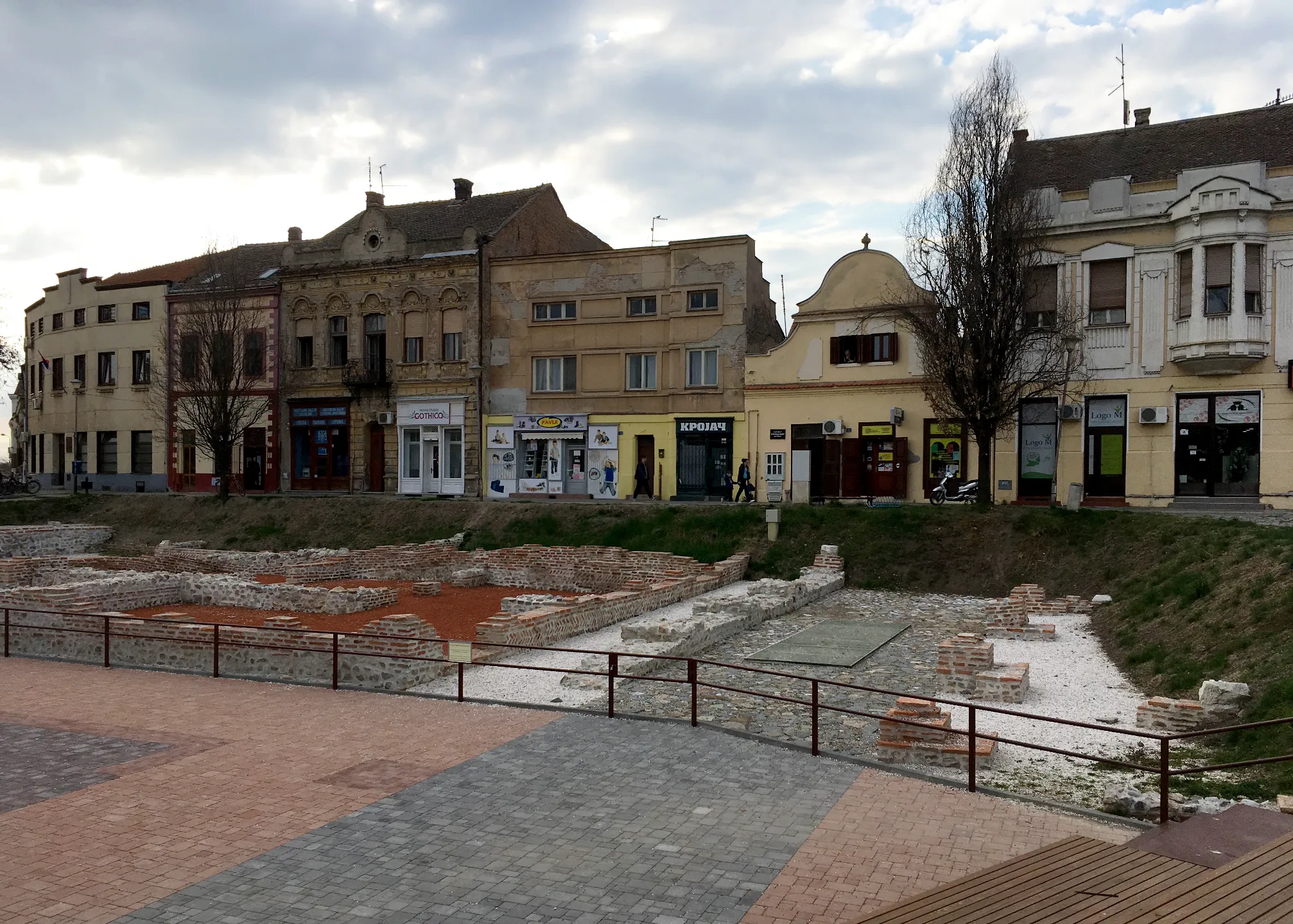 Photo showing: A quarter in Sremska Mitrovica built around Roman ruins