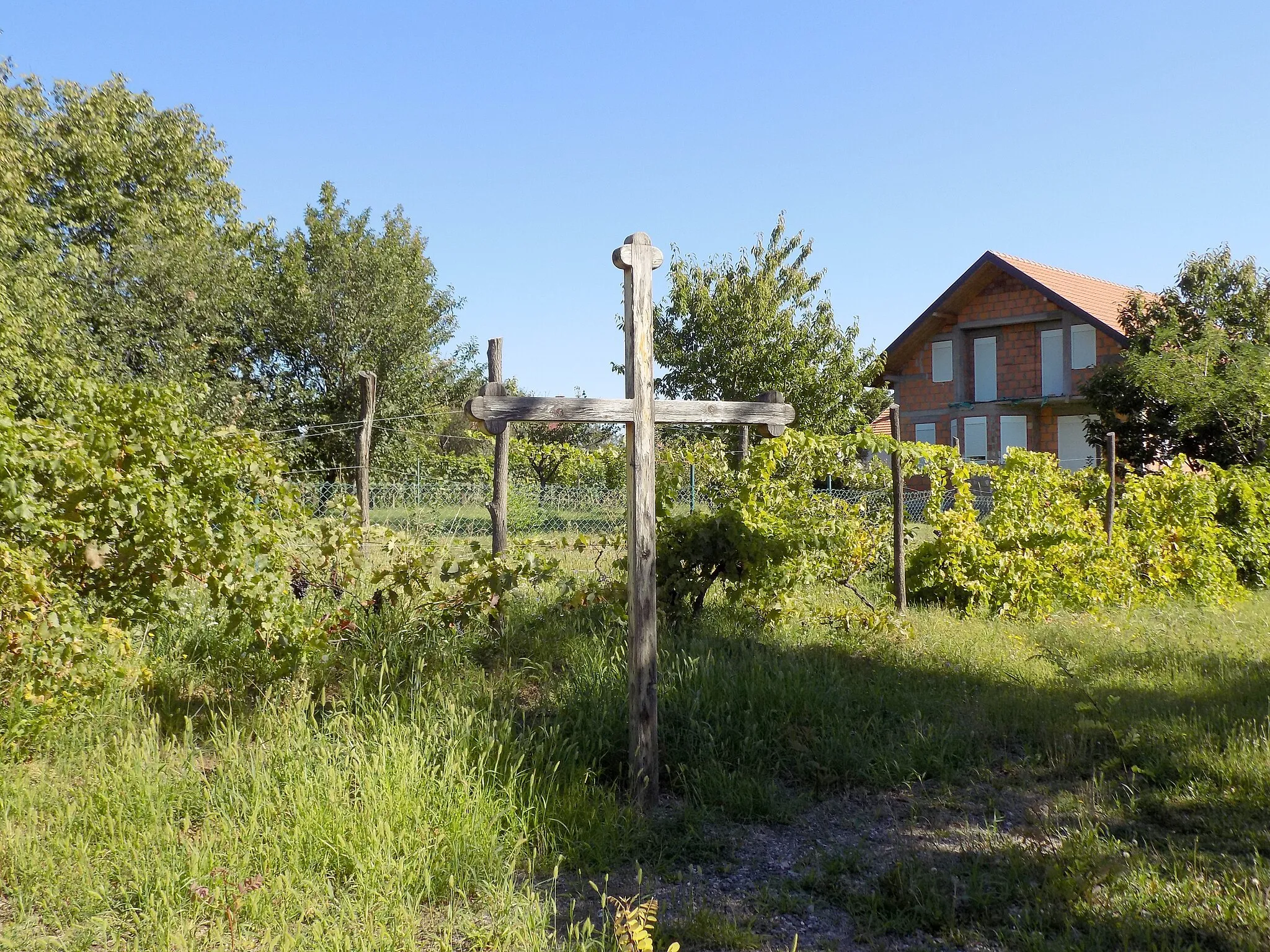 Photo showing: Church of the Blessed Virgin Mary in Banstol (Sremski Karlovci, Serbia) - old cemetery in the church gate