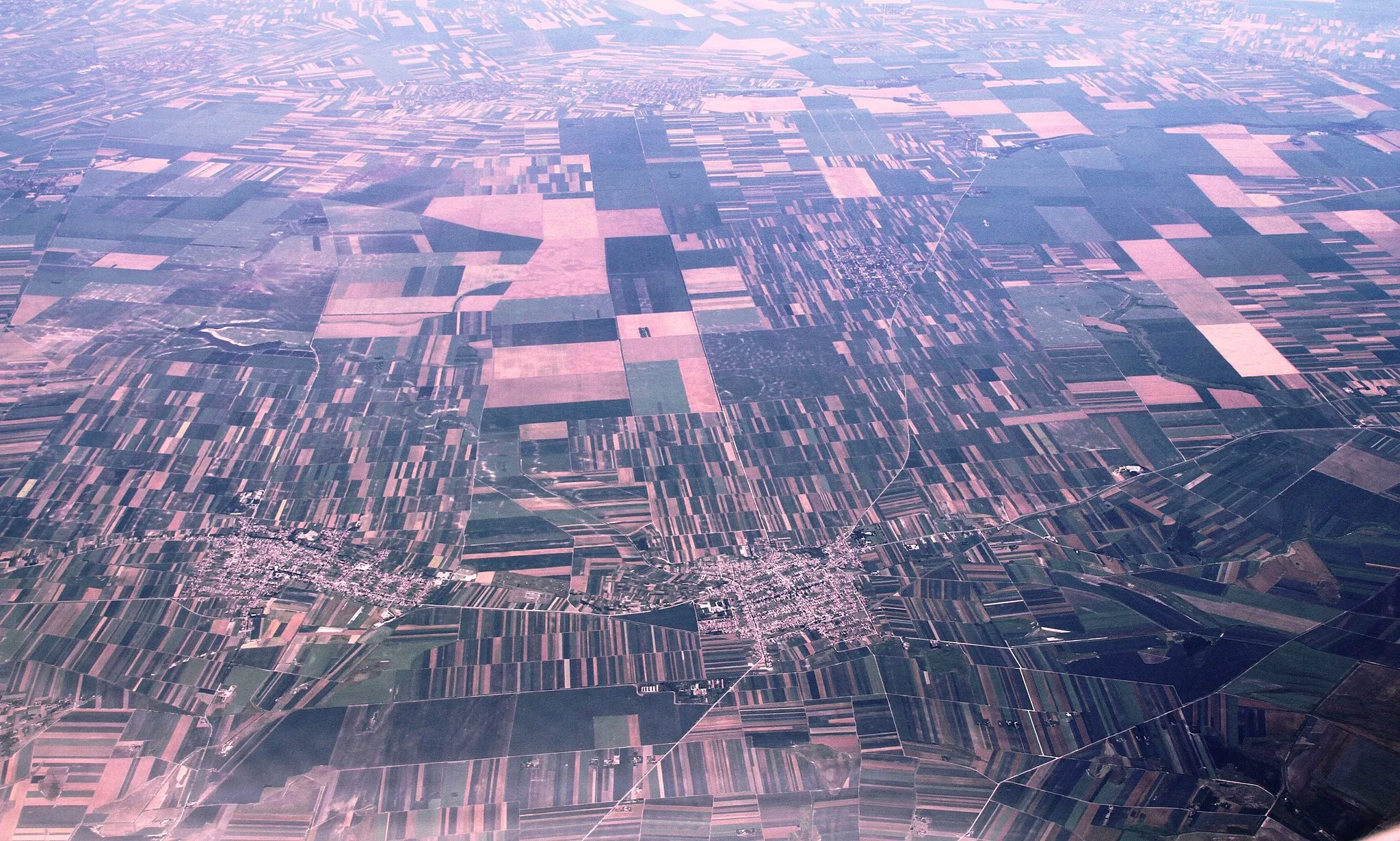 Photo showing: Aeril view - from the west towards east - over the agricultural lands of Vojvodina, northern Serbia.