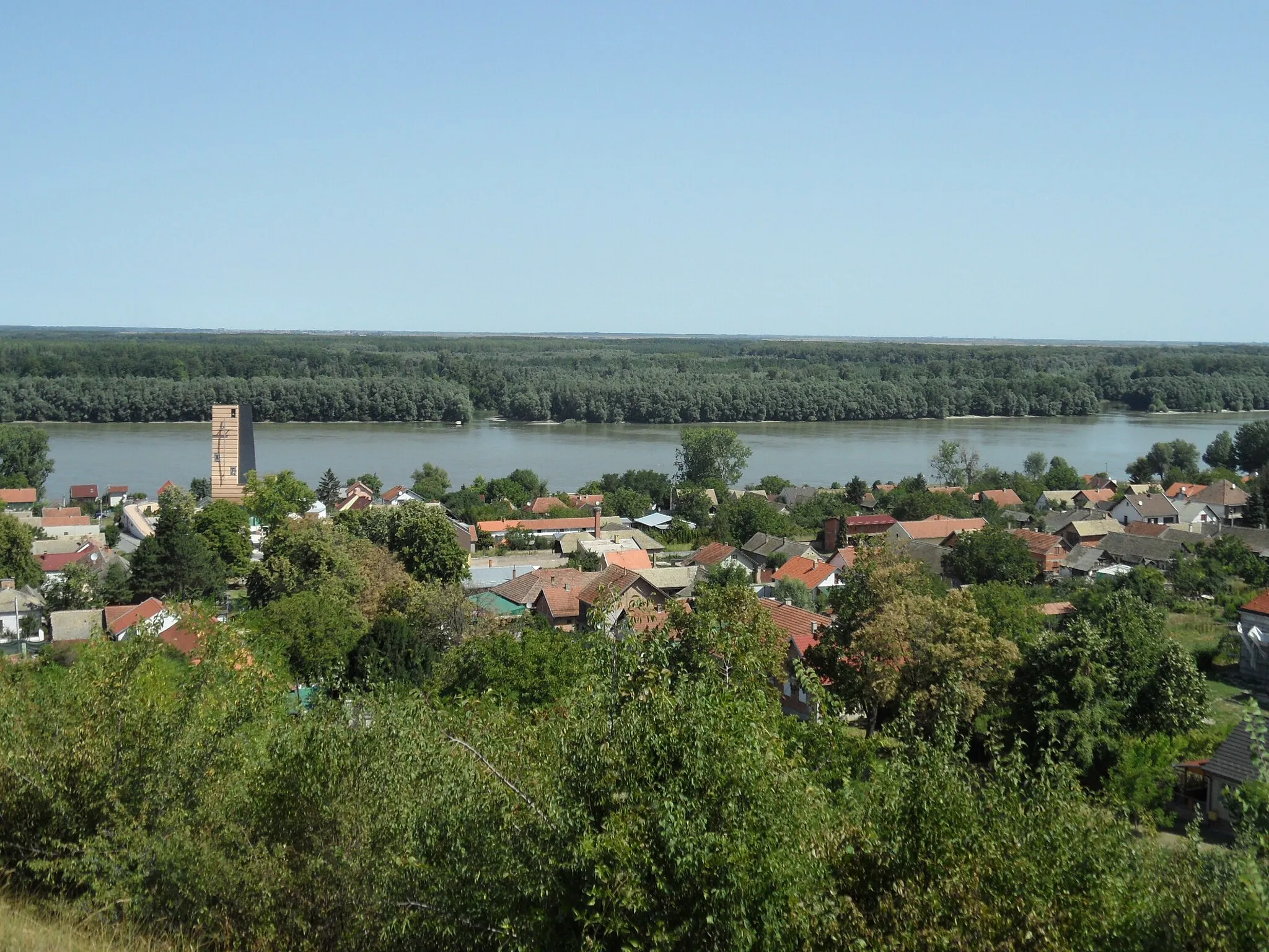 Photo showing: View on Aljmaš (Croatia) with the Danube in the background