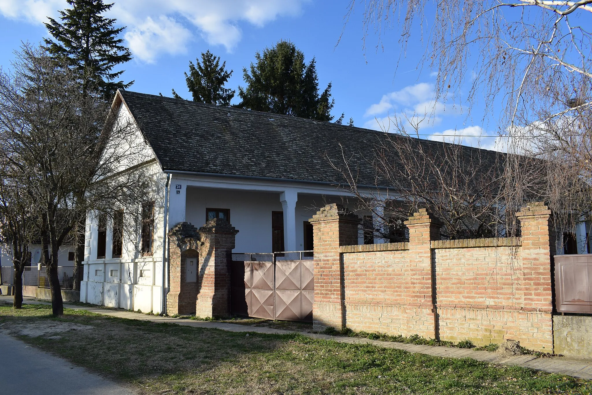 Photo showing: A faluban működő szervezetek székháza a Kossuth Ház