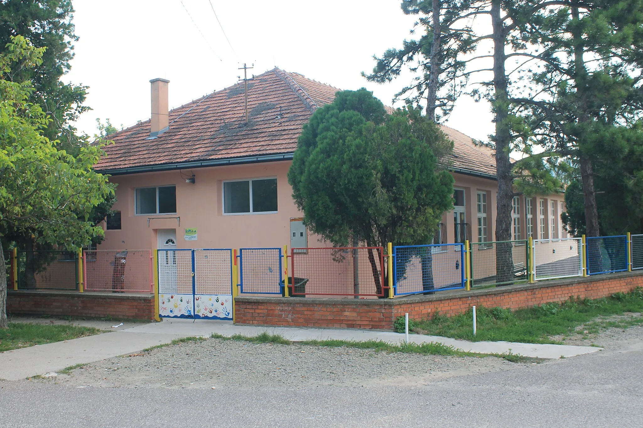 Photo showing: Rakovac-zgrada škole