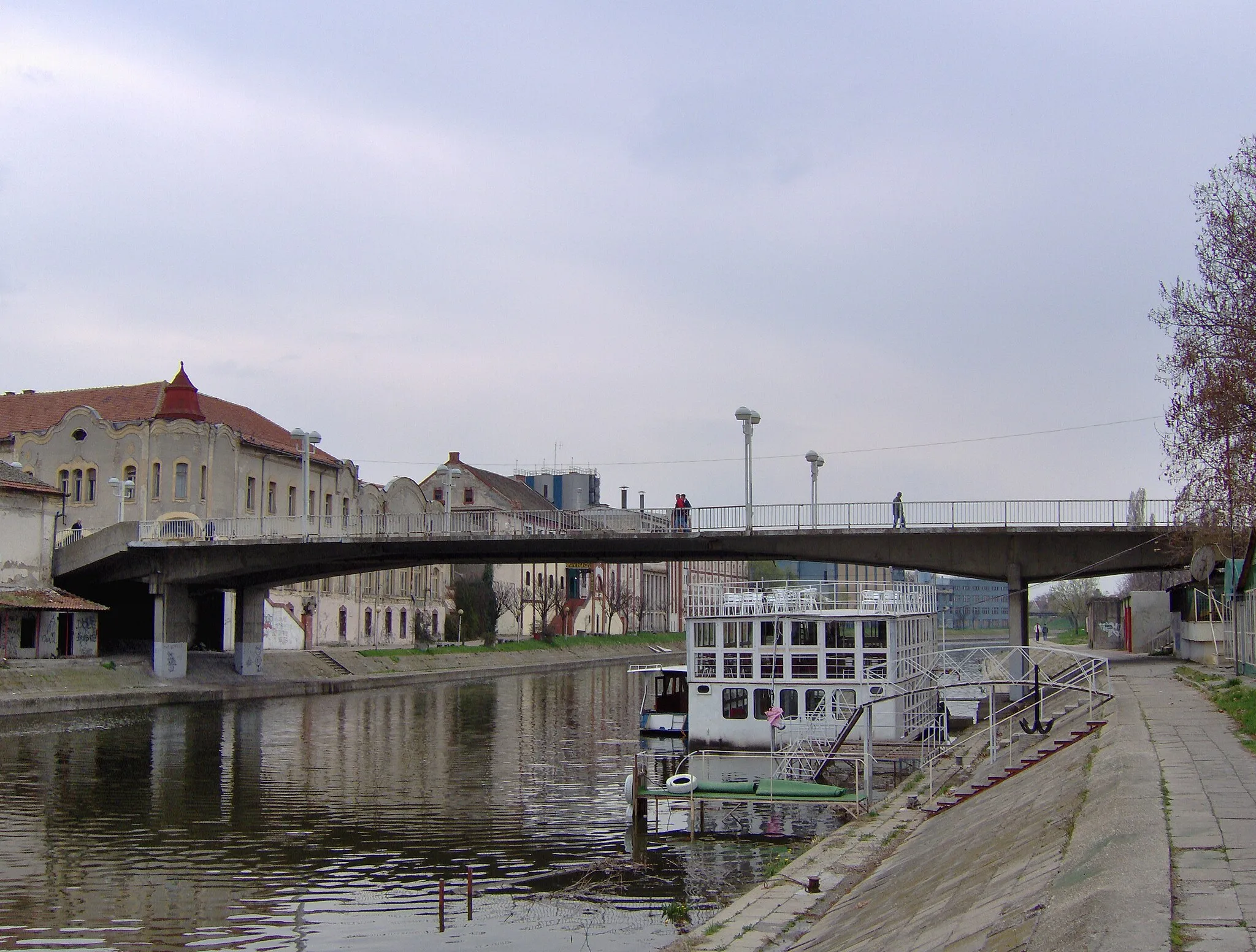 Photo showing: Begej River in Zrenjanin (the bridge shown on the picture is located at same place were the former Eiffel Bridge used to stand)