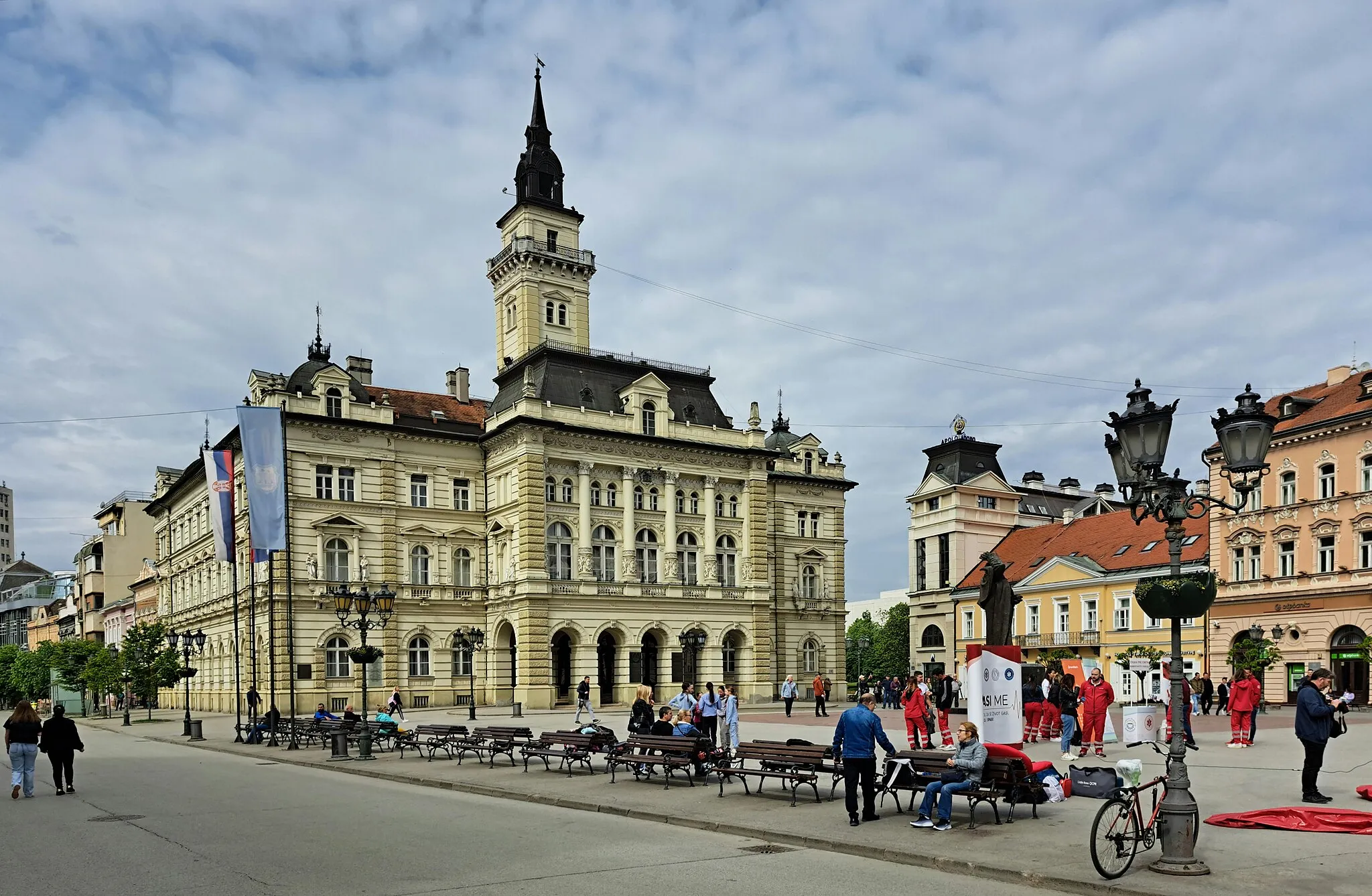 Photo showing: Novi Sad ist die zweitgrößte Stadt in Serbien, die Hauptstadt der Vojvodina und administratives Zentrum des Okrugs Južna Bačka. Die Universitätsstadt besteht aus den Stadtteilen Novi Sad nördlich der Donau und Petrovaradin am Fuße der gleichnamigen Festung südlich der Donau.