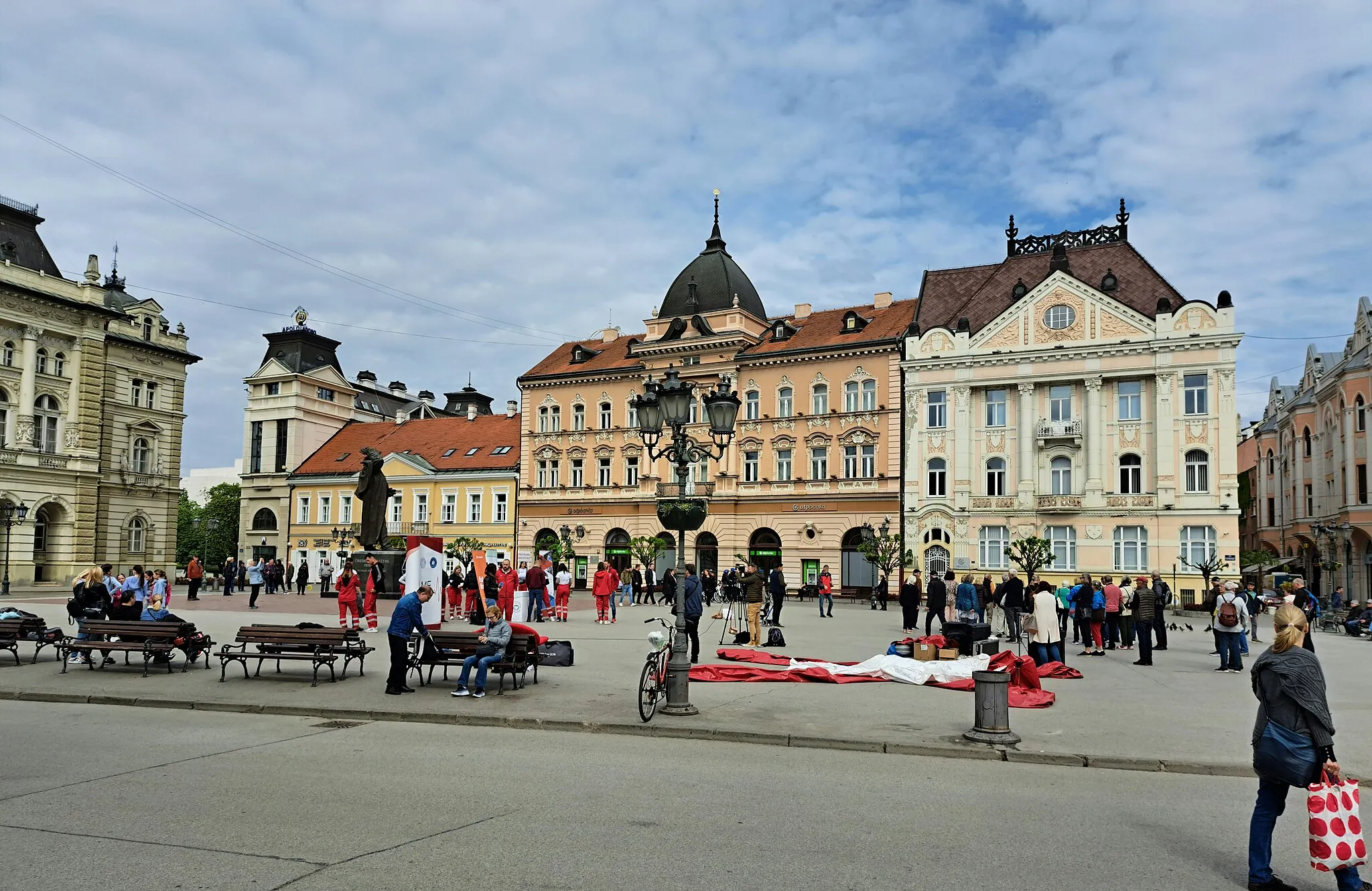 Photo showing: Novi Sad ist die zweitgrößte Stadt in Serbien, die Hauptstadt der Vojvodina und administratives Zentrum des Okrugs Južna Bačka. Die Universitätsstadt besteht aus den Stadtteilen Novi Sad nördlich der Donau und Petrovaradin am Fuße der gleichnamigen Festung südlich der Donau.