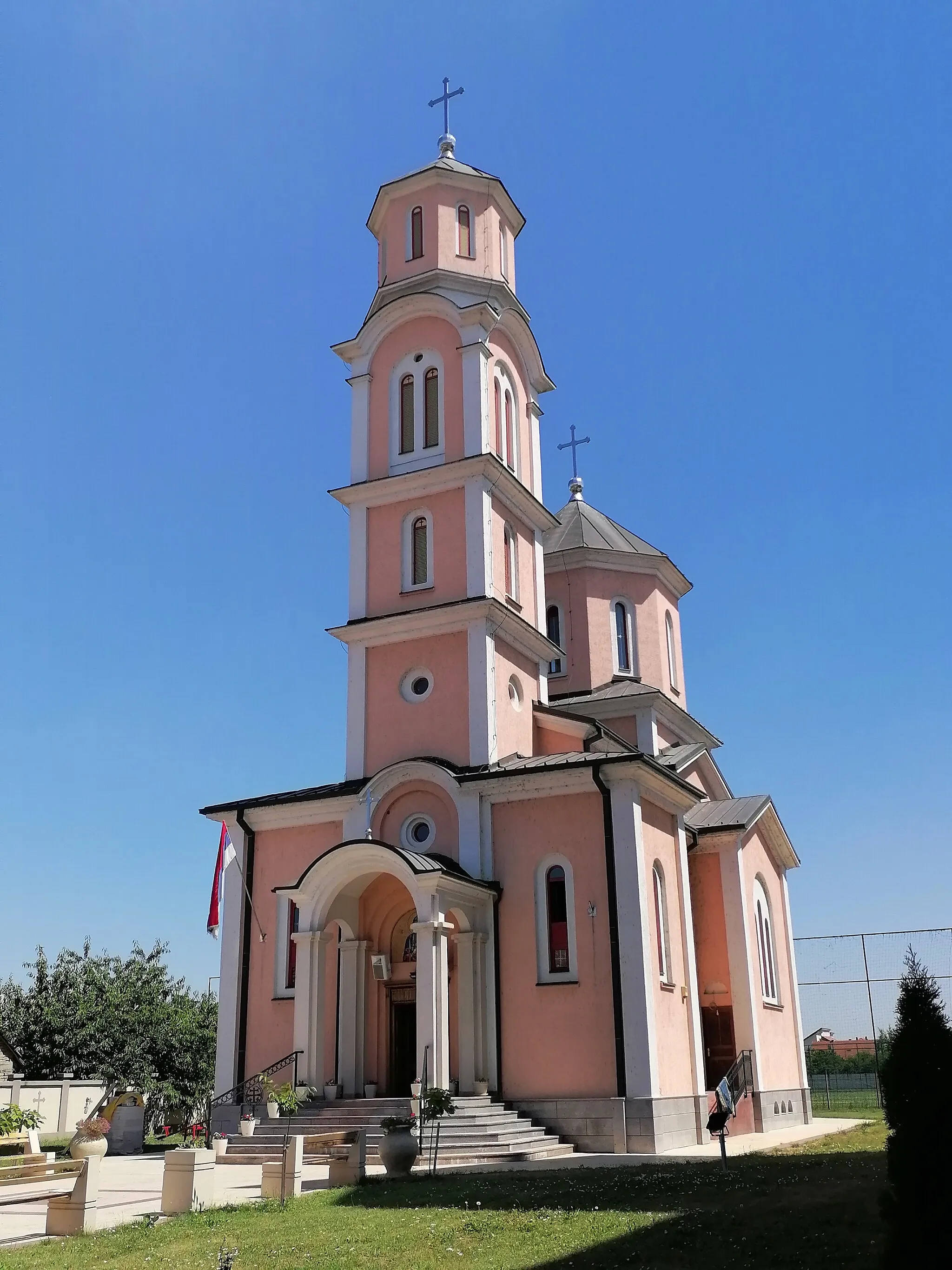 Photo showing: Свјетлопис сербског православног храма Свете Петке у Новој Пазови.