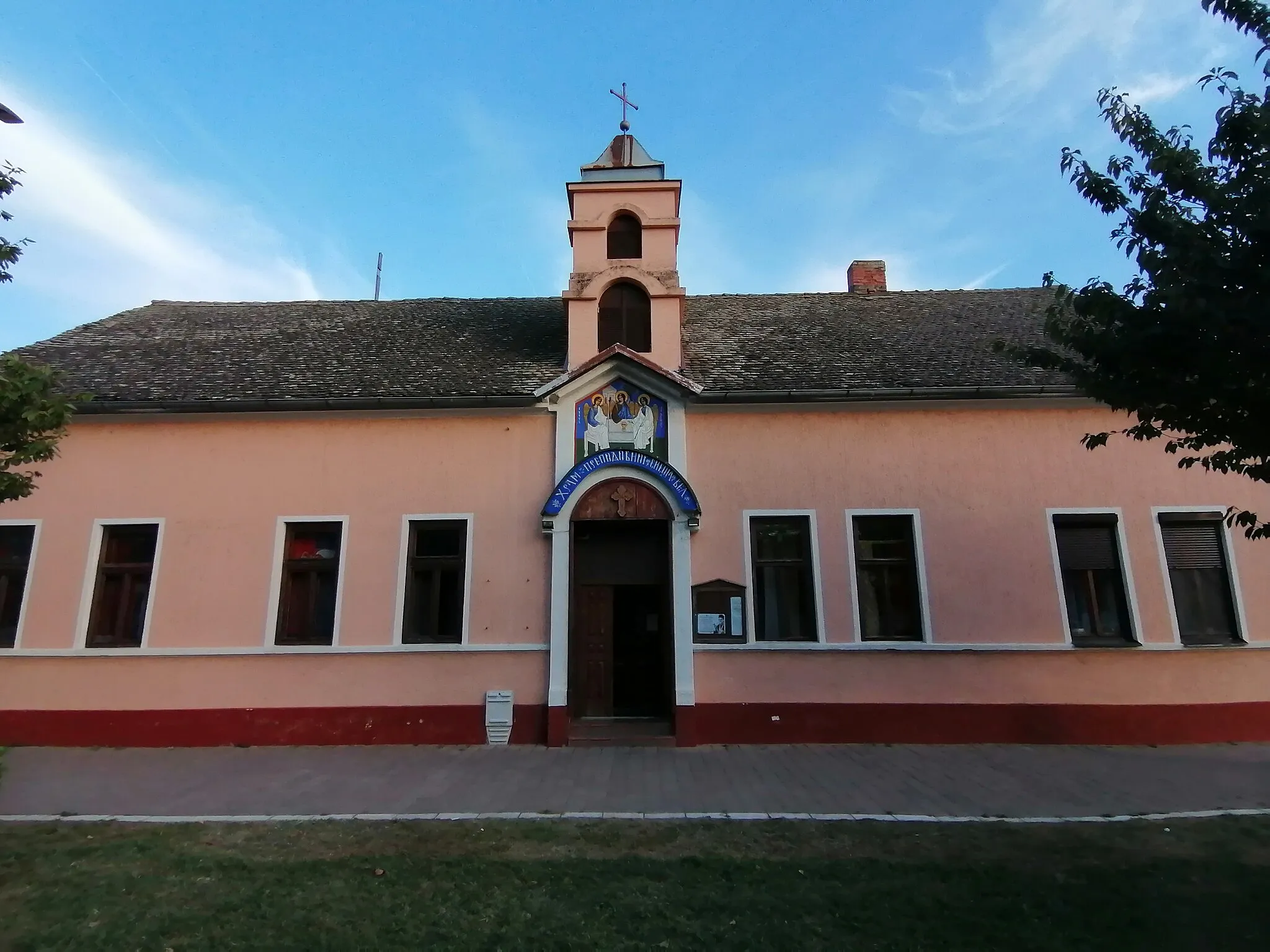 Photo showing: Свјетлопис србског православног храма Светог Сисоја у Новој Пазови.