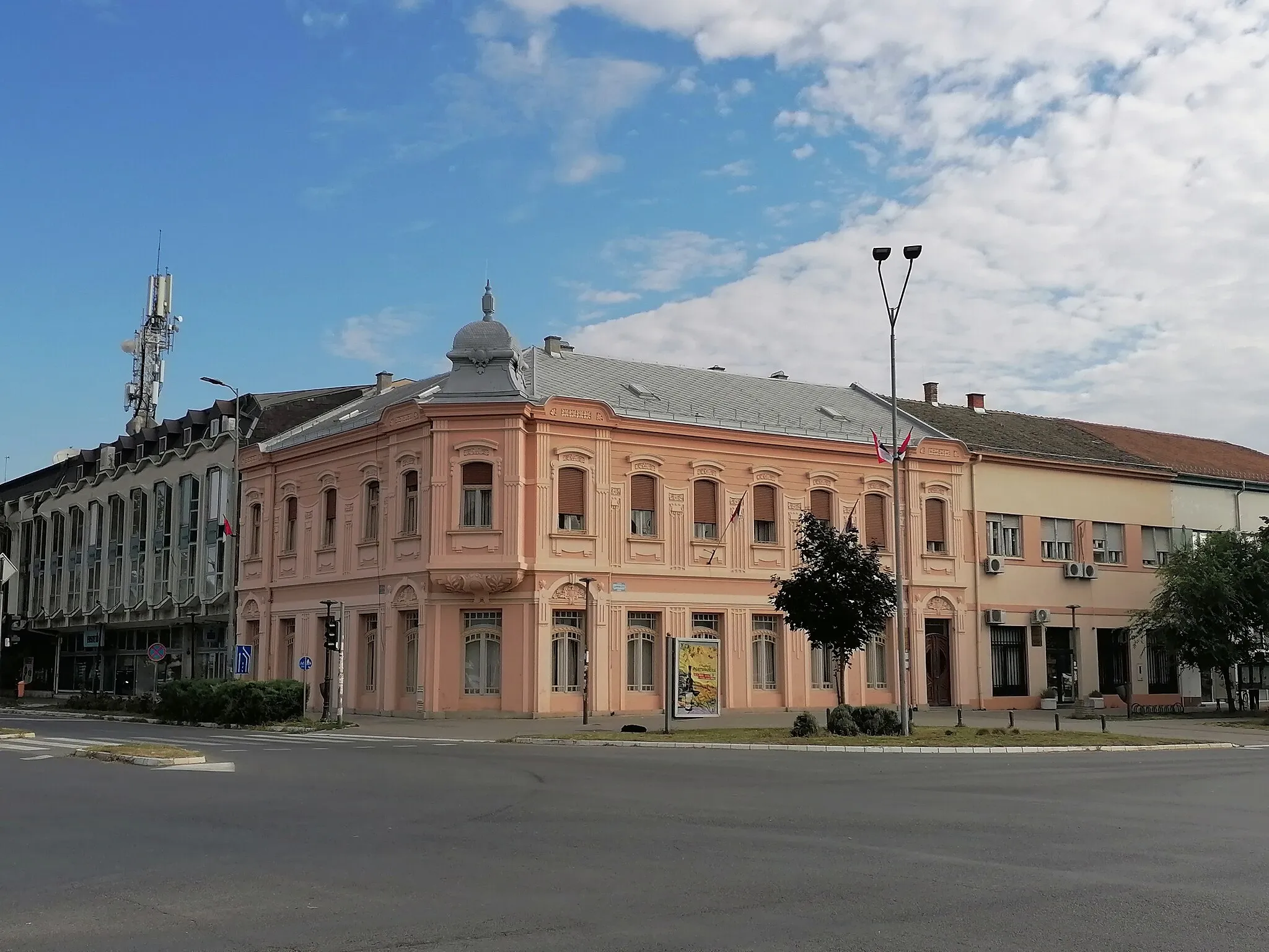 Photo showing: Свјетлопис зграда у центру Старе Пазове.