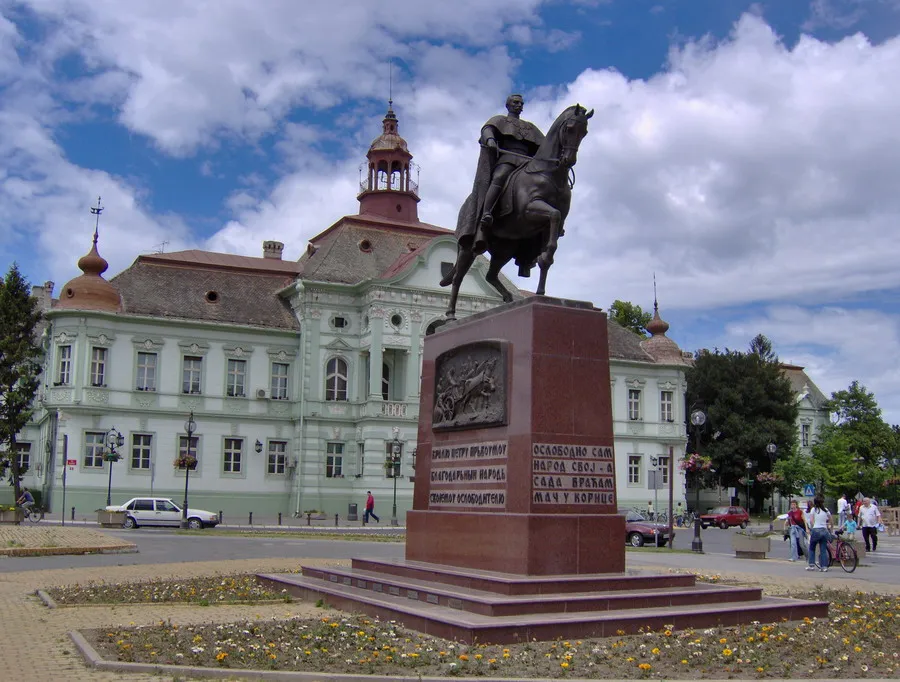 Photo showing: Zrenjanin City Hall and monument of King Peter I, May 2006