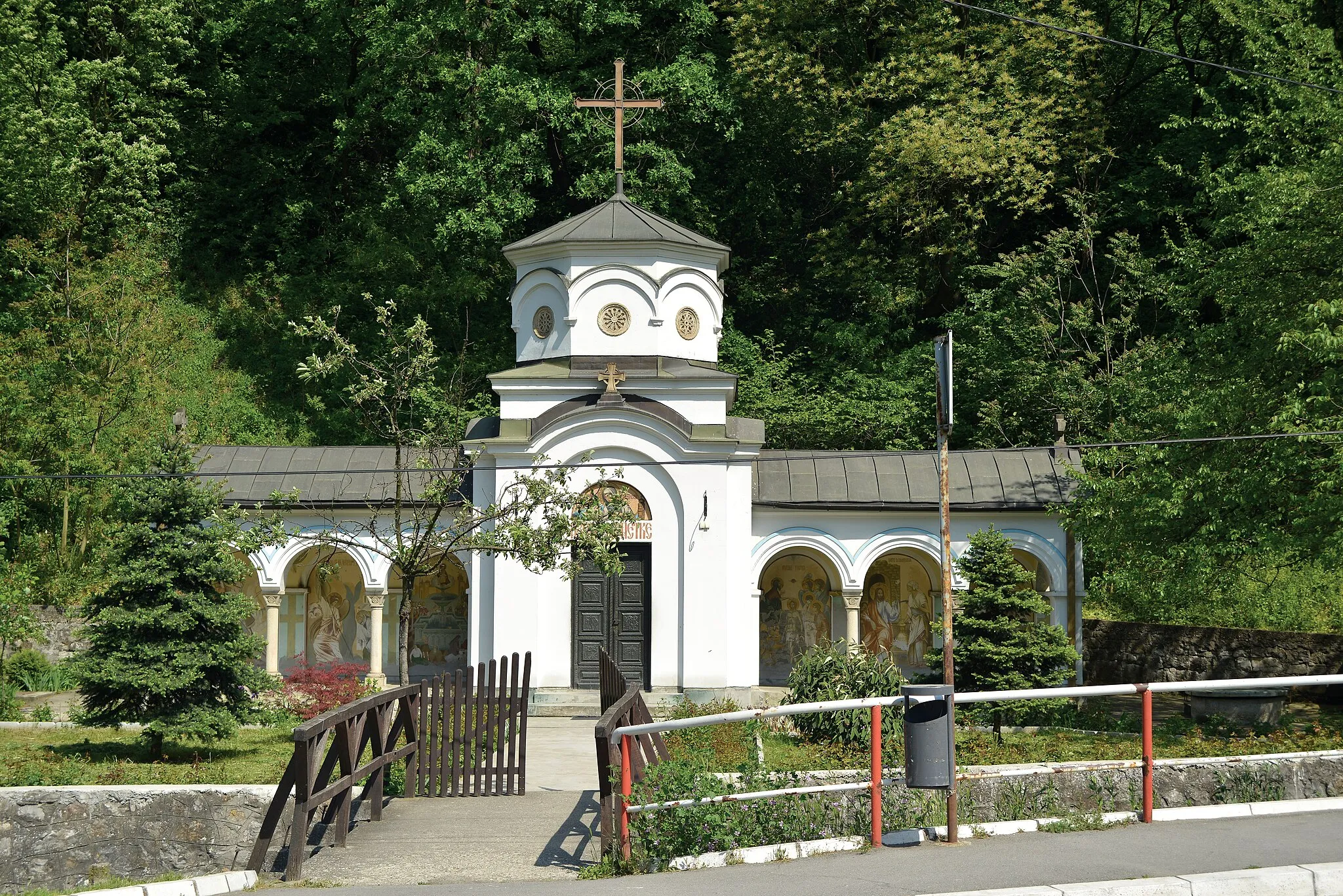 Photo showing: Rakovica monastery, Belgrade, Serbia - fountain of the Holy Parascheva of the Balkans, near the Monastery